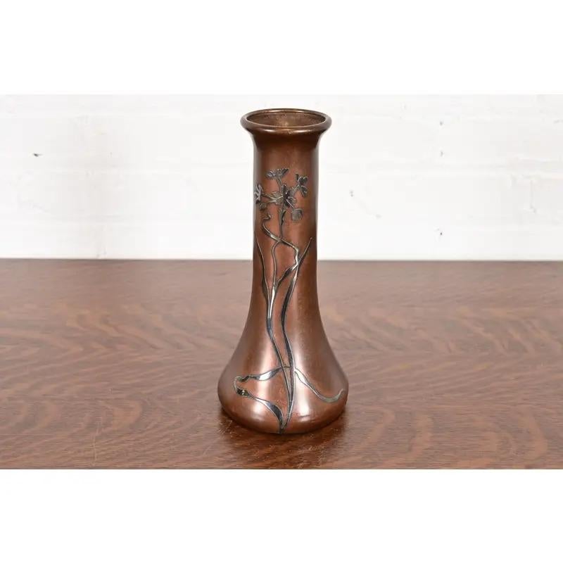 Un bellissimo vaso in argento sterling e bronzo del periodo Arts & Crafts con disegno floreale

Da Heintz Art Metal Shop

Stati Uniti, inizio del XX secolo

Misure: 4,5