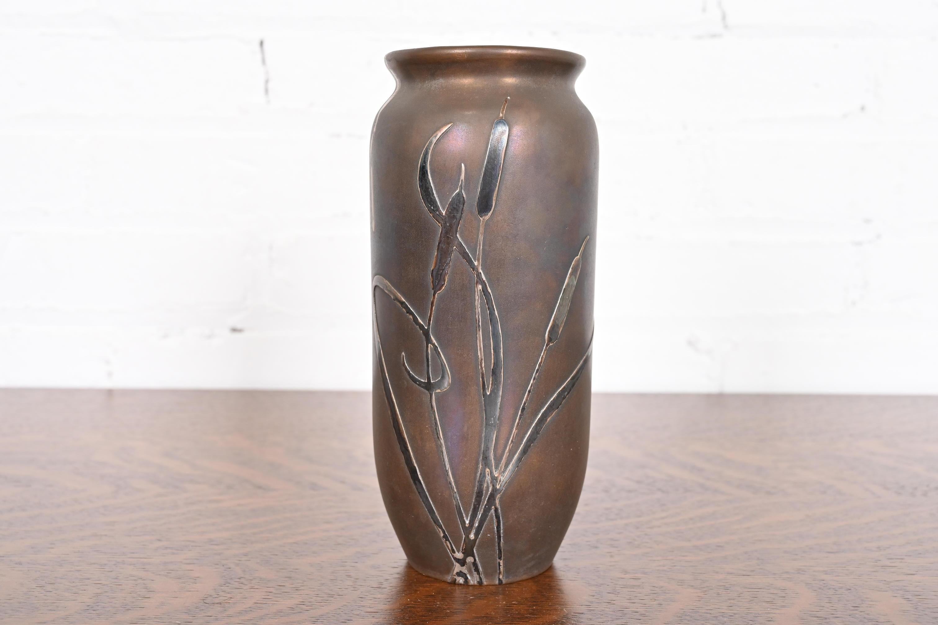 Un bellissimo vaso in argento sterling e bronzo del periodo Arts & Crafts con motivo a coda di gatto

Da Heintz Art Metal Shop

Stati Uniti, inizio del XX secolo

Intarsio in argento su bronzo.

Misure: 3,25