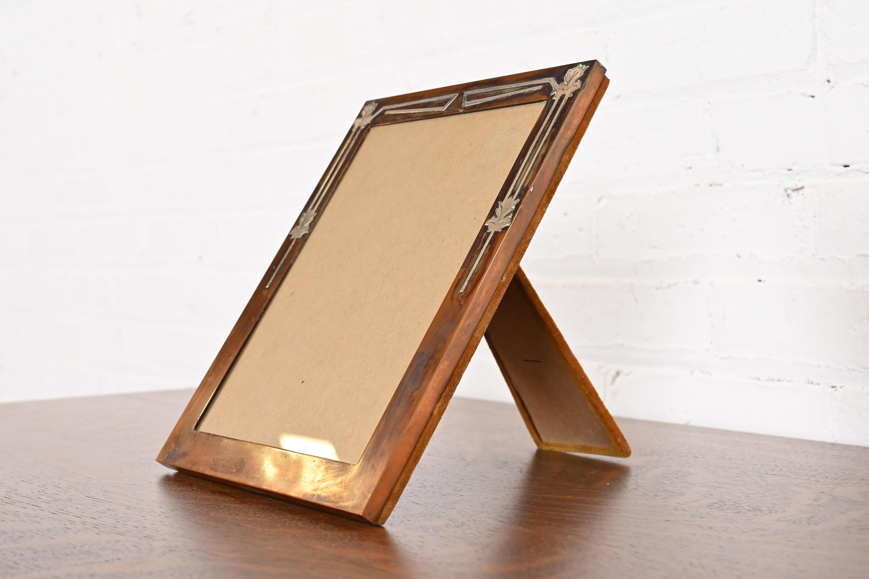 A gorgeous antique Arts & Crafts or Art Deco period sterling silver on bronze picture frame

By Heintz / Smith Art Metal Co. (Heintz became Smith Art Metal Co. circa 1920.)

USA, 1920s

Measures: 8.75
