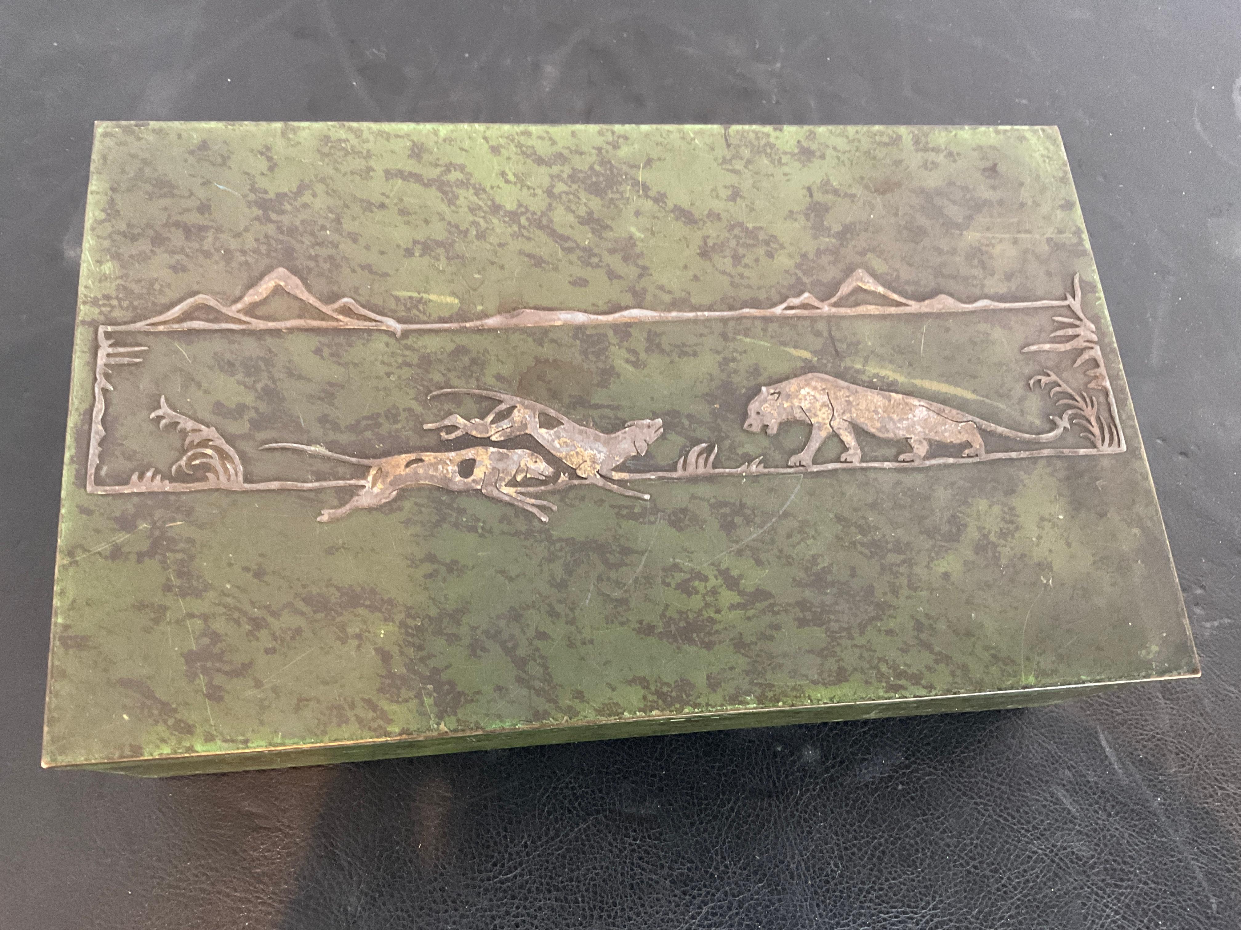 Sovrapposizione di argento su bronzo patinato. Il titolo di questo pezzo è la caccia. Cani che cacciano grandi felini.