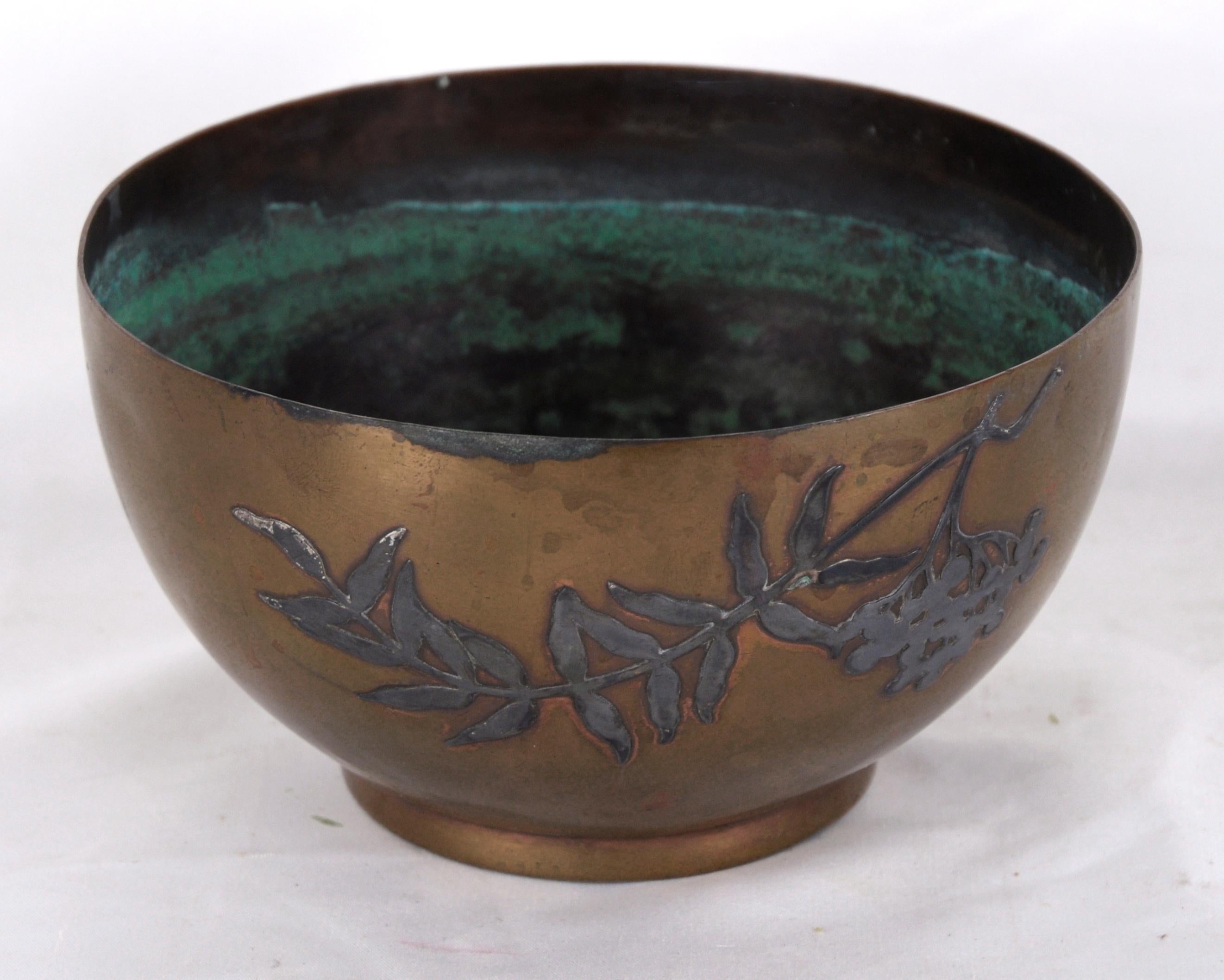 Heinz Arts Bowl with Floral Pattern - Sterling Silver on Bronze

Gorgeous bronze bowl with sterling silver flowers applied to the surface.

Manufactured by the Heintz Art Metal Shop.
Stamped on bottom with company logo and 