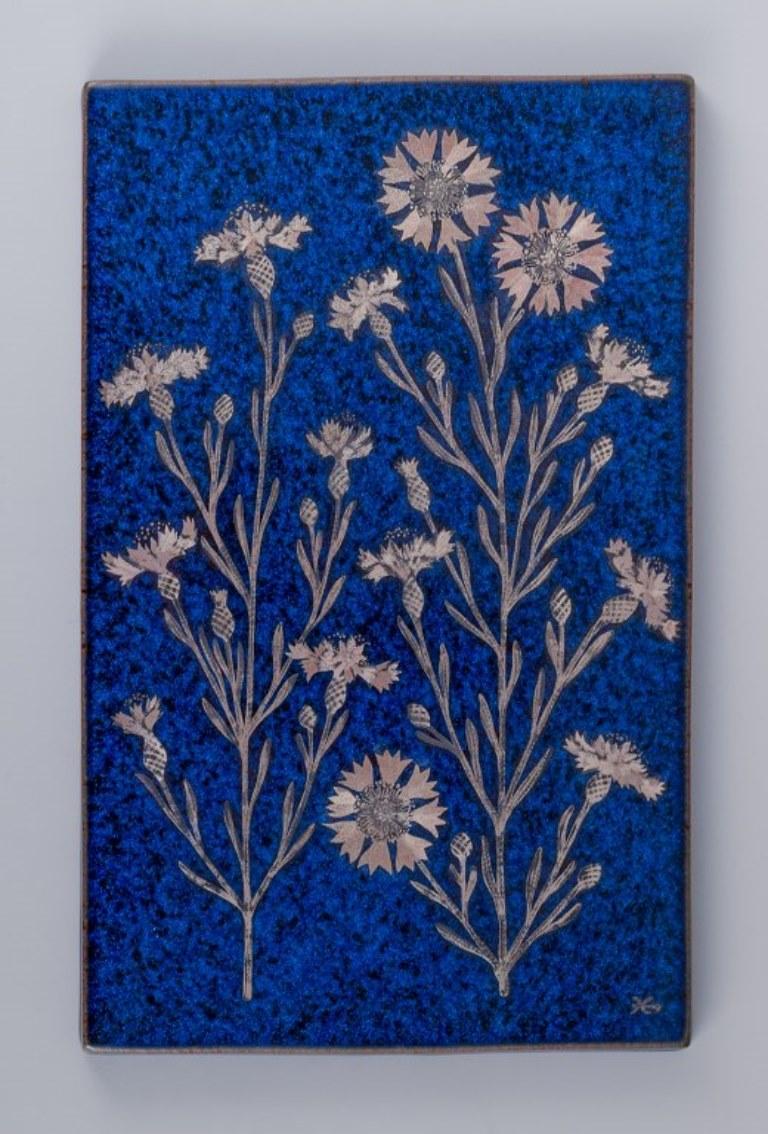 Heinz Erret (1920-2003) pour Gustavsberg, Suède.
Grand relief mural en grès décoré de fleurs argentées sur fond bleu foncé.
Depuis les années 1970.
Marqué : Östergötland, Blåklint, Centaure'a - Cy'anus.
En parfait état.
Avec mécanisme de