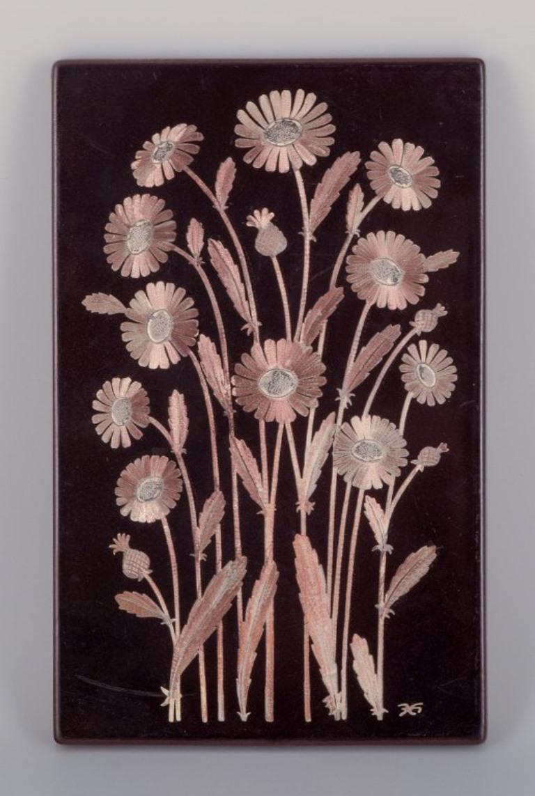 Heinz Erret pour Gustavsberg, Suède. 
Grand relief en céramique. Motif floral décoré en argent. Fleur 