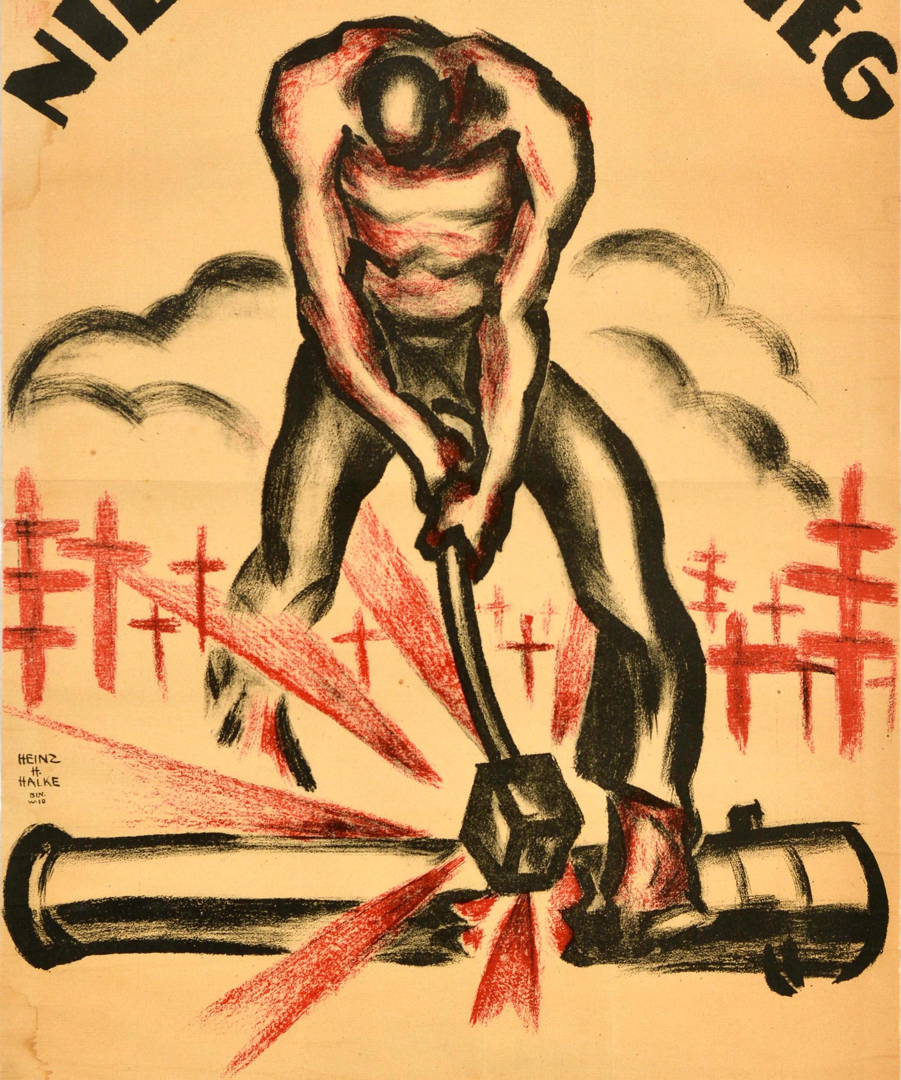 Originales antikes Plakat zum Ersten Weltkrieg - Nie Wieder Krieg - mit einer dynamischen Illustration in Schwarz und Rot, die einen Mann in schwarzer Hose zeigt, der sich bückt und eine Kanone zerschlägt, wobei die roten Schläge vor roten Kreuzen