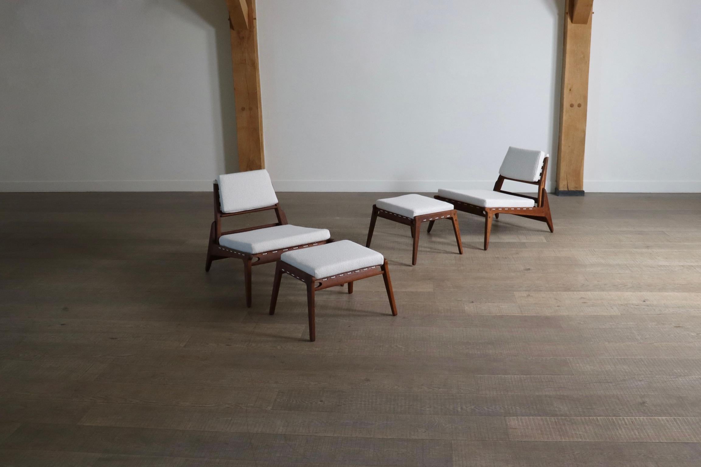 Fantastisches Paar VEB Deutsche Werkstätten Hellerau Jagdstühle mit Ottomanen, entworfen von dem bekannten deutschen Designer Heinz Heger in den 1950er Jahren.

Die Stühle sind aus hochwertiger, massiver, gebeizter Eiche mit schöner Maserung
