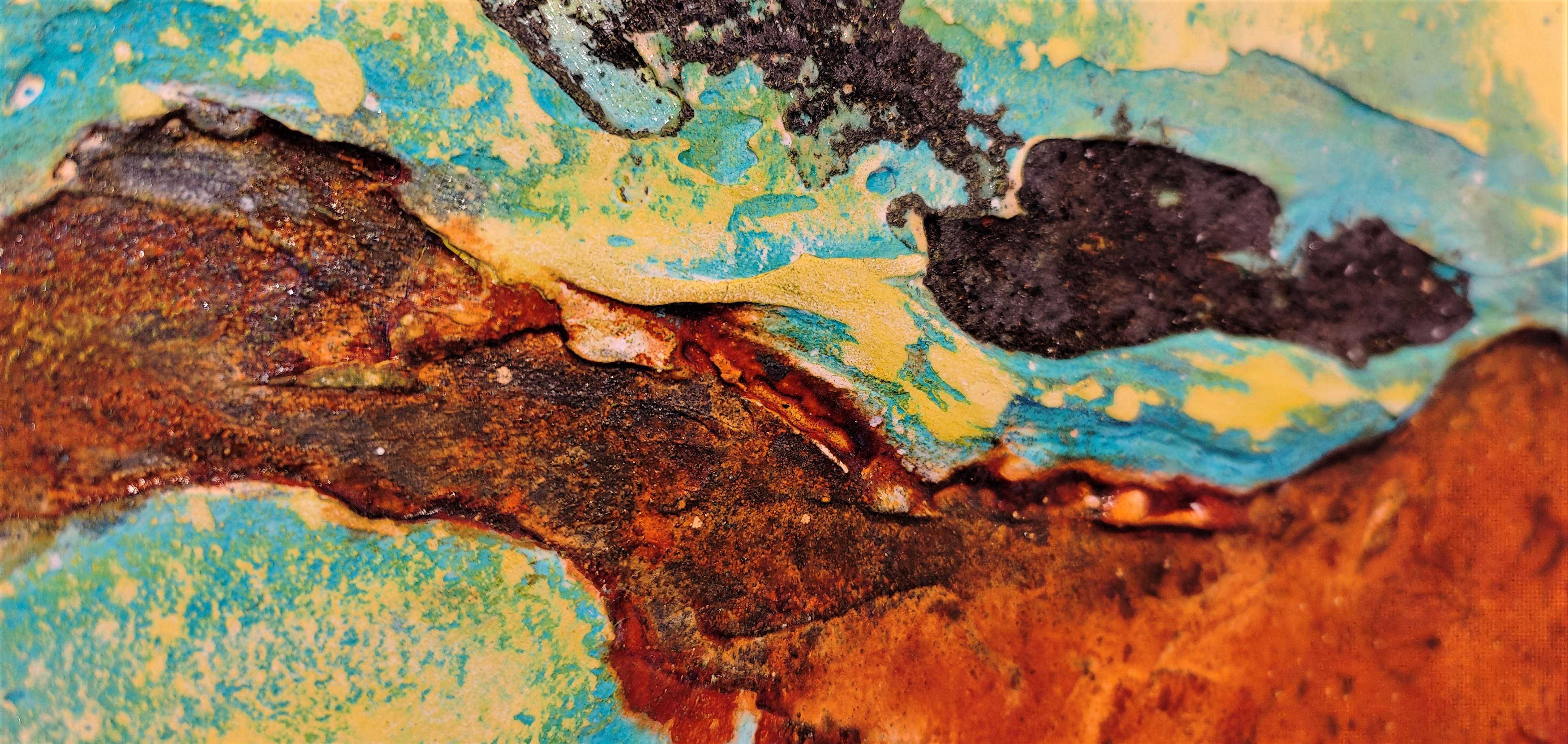 Dieses einzigartige und strukturierte Gemälde ist mit vulkanischer Erde aus Mexiko auf Leinwand gemalt. Es enthält Eisenpulver, Eisenoxid und Kobaltblau.