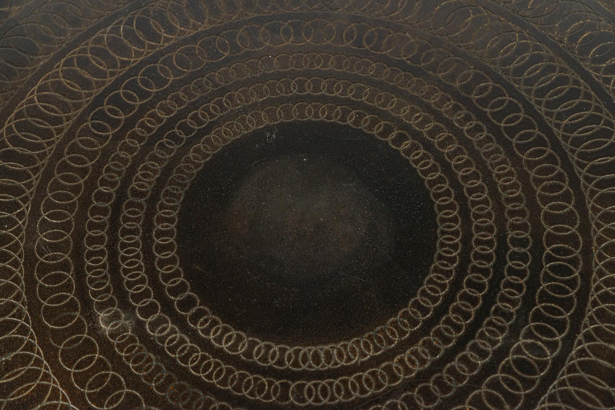 Heinz Lilienthal,
Coffee table,
Tabletop in engraved metal in the shape of shortening circles,
circa 1960, Germany.

Measures: Diameter 110 cm, height 56 cm.