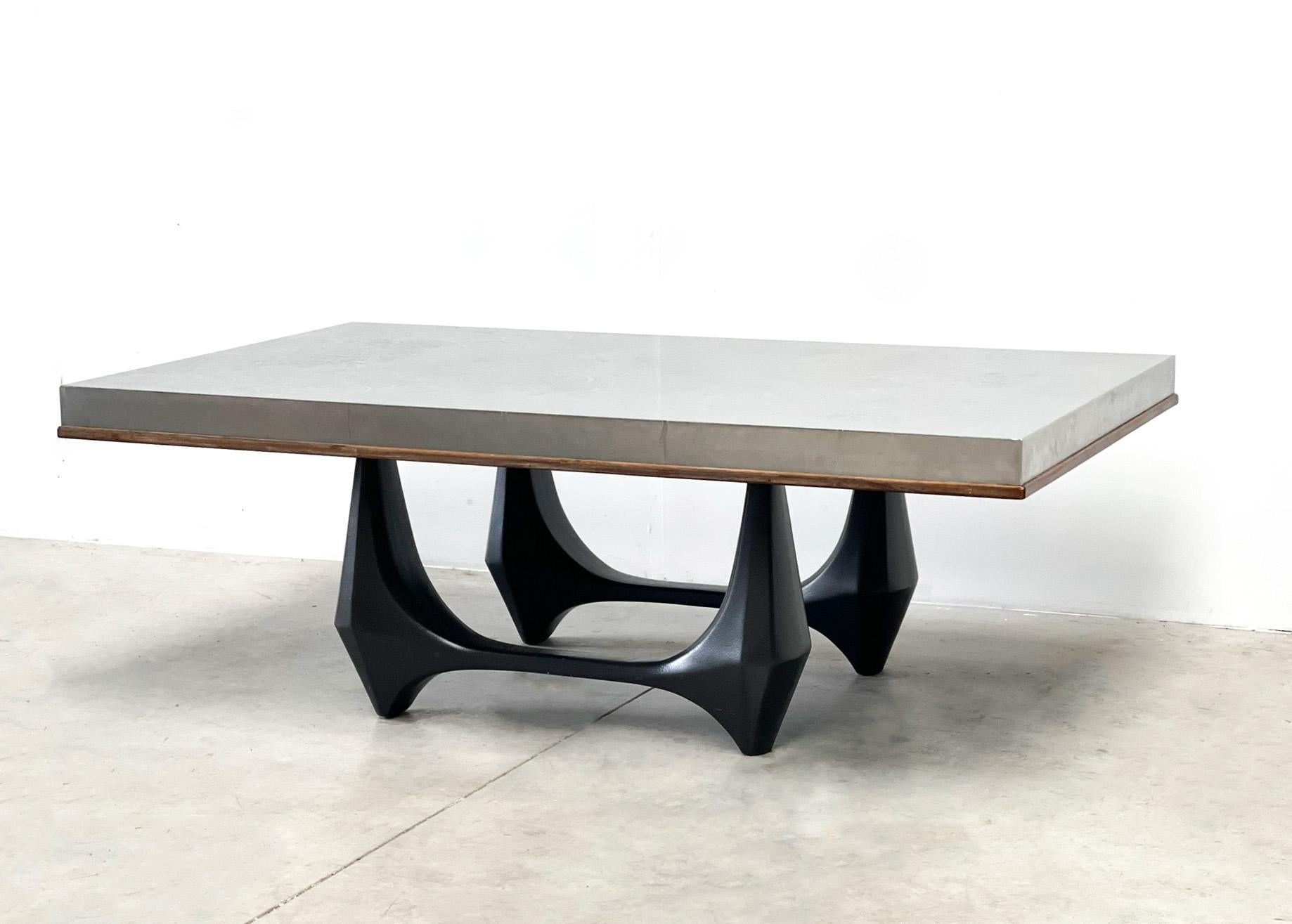 Heinz Lilienthal E6 coffee table
Very nice german coffee table by designs Heinz Lilienthal. This coffee table was made and sold in the 1970s in Germany. The table stands out because of the aluminum edged coffee table top and black base. This model