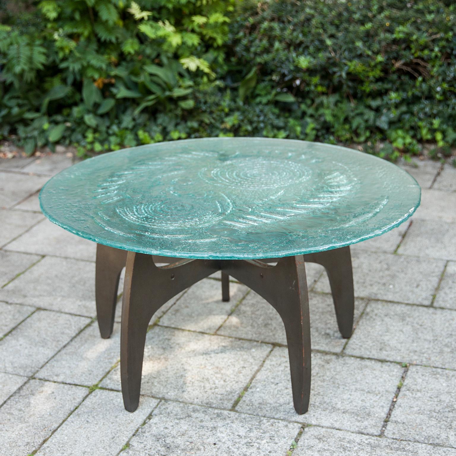 Merveilleuse table basse de travail avec plateau en verre, basée sur une base en bois à 5 étoiles conçue par l'artiste allemand Heinz Lilienthal, dans les années 1960.

 