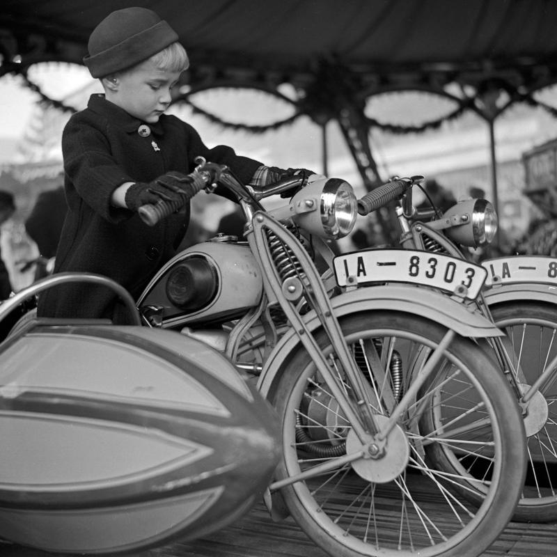 Color Photograph Heinz Pollmann - Petit garçon sur une moto, édition limitée ΣYMO, exemplaire 1 sur 50