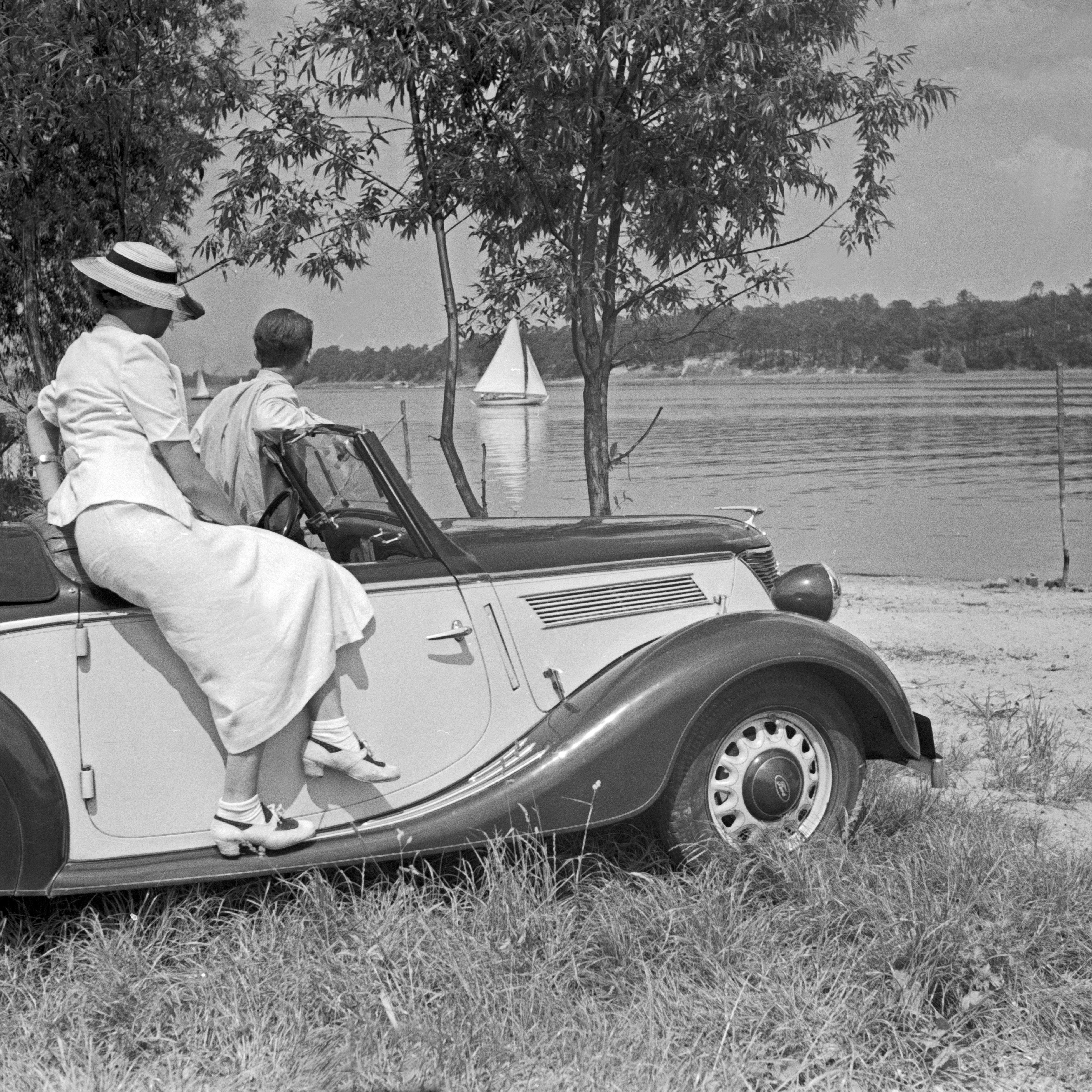 Ford Eifel Tour mit einem Paar - 1935 – Photograph von Heinz Pollmann