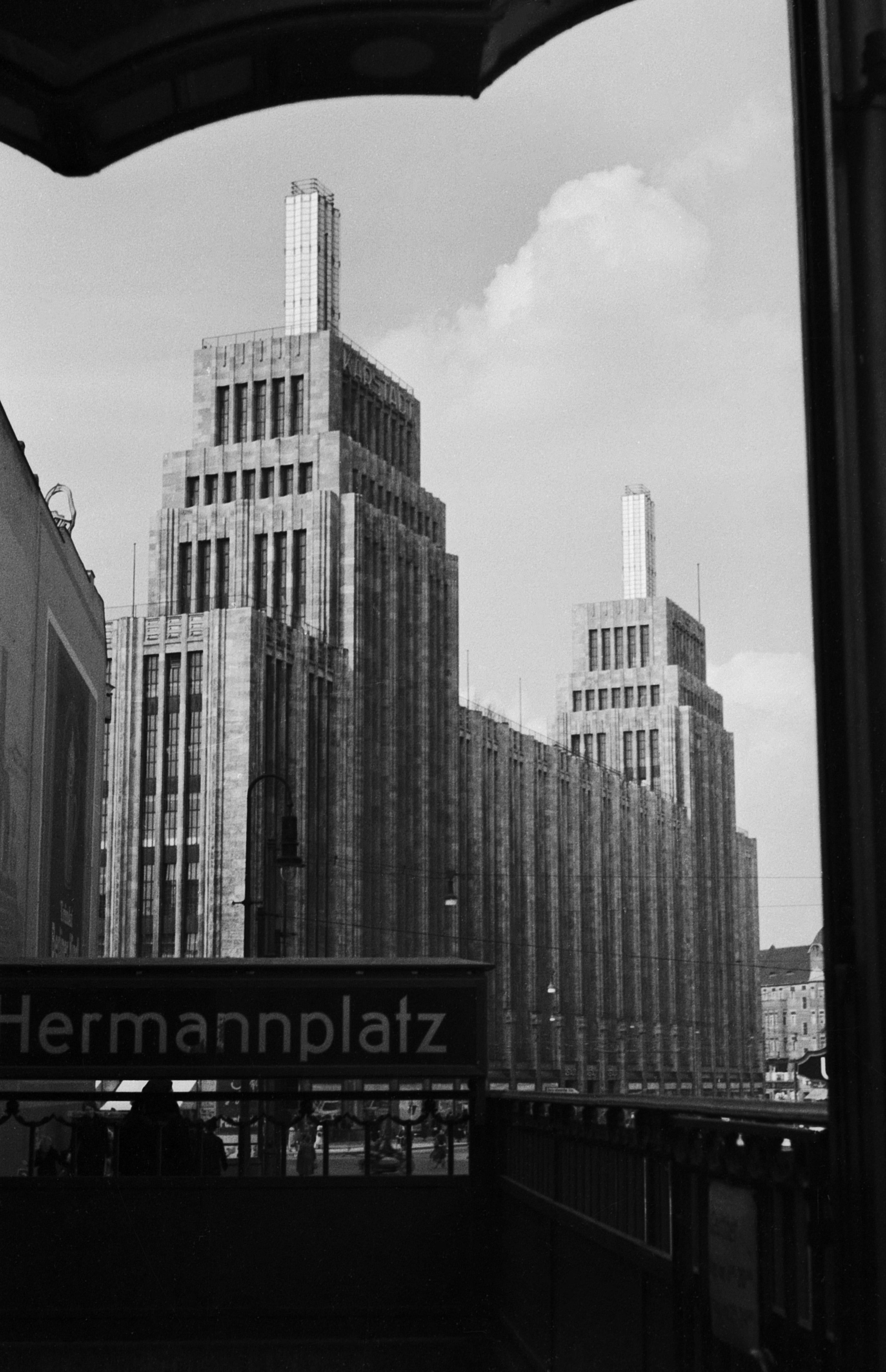 Landscape Photograph Heinz Pollmann - Karstadt-Haus à Hermannplatz, Berlin, 1937, Mauritius Publishing