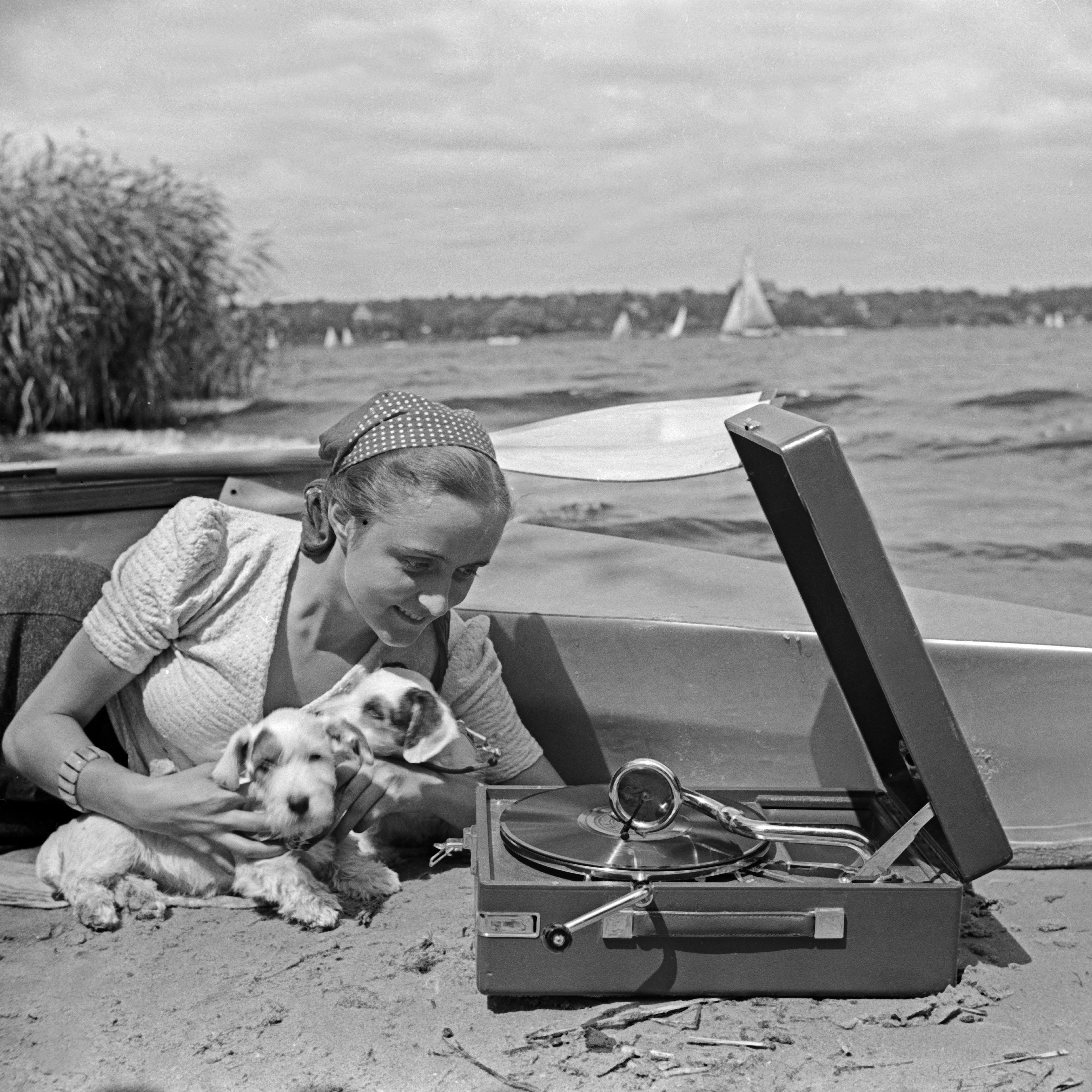 Femme et chiens en été - années 1930 - Photograph de Heinz Pollmann