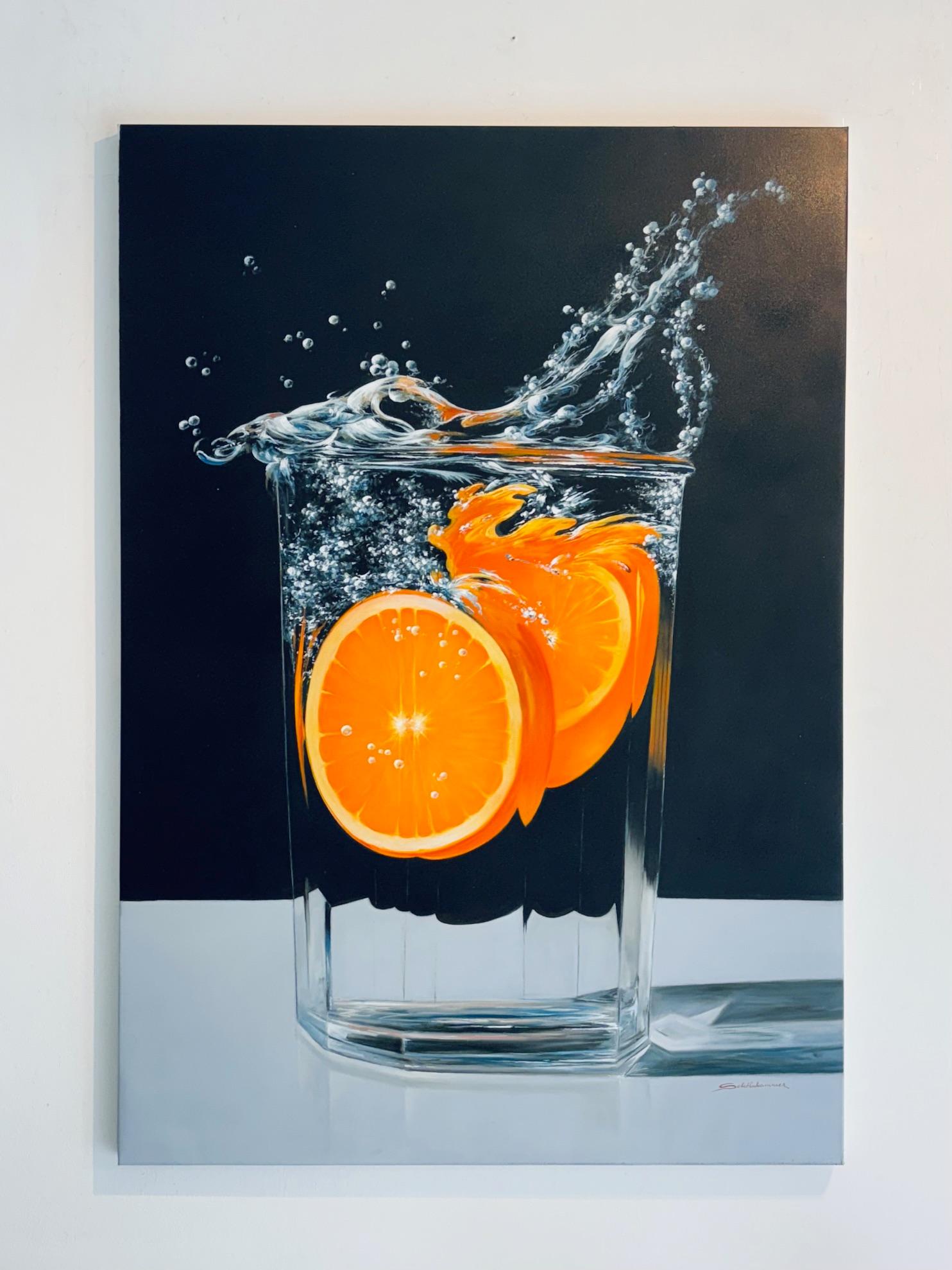 Cette œuvre d'art exceptionnelle est actuellement exposée et disponible à la vente à la Signet Contemporary Art Gallery et en ligne.

Avec une clarté étonnante et une grâce cinétique, Lemon de Heinz Schönhammer capture le moment exaltant où les