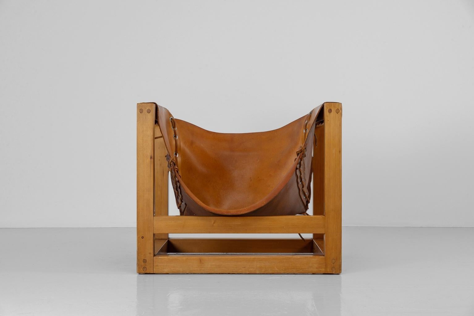 Designed by Heinz Witthoeft for Witthoeft Stuttgart in 1959, this modernist Tail 4 armchair, showcases careful craftsmanship synonymous with cubic architectural design due to its solid pine frame and intricate wooden joints. Wrapped in cognac
