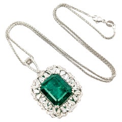 Ciondolo con smeraldo naturale e diamante da 16 ct. in platino