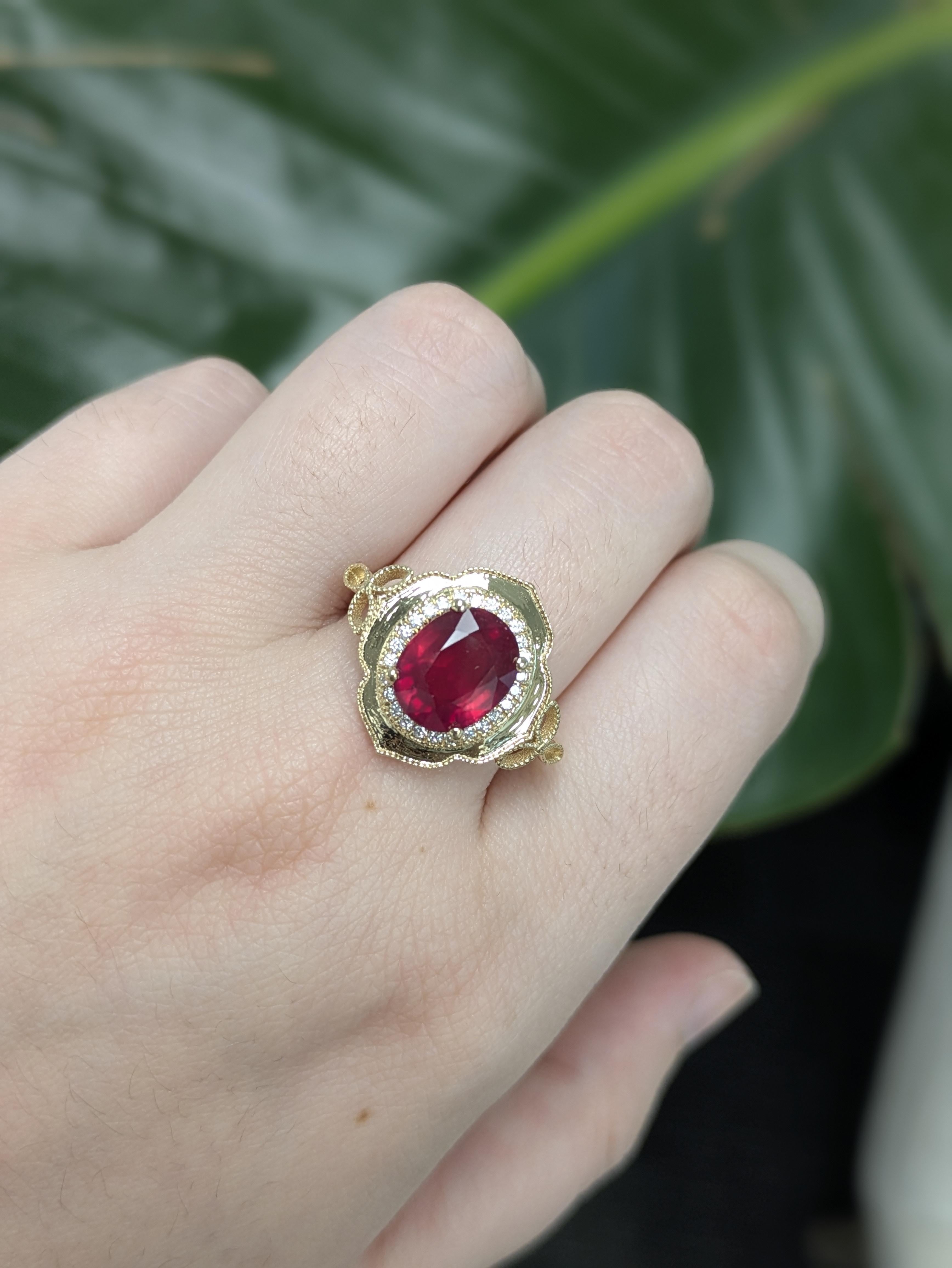 Eleganter Ring aus 14-karätigem Gold mit einem atemberaubenden ovalen Madagaskar-Rubin von 3,68 Karat (10x8 mm), der für zusätzliche Brillanz mit einer Rissfüllung versehen ist. Der lebhafte Rubin, der für seine außergewöhnliche Härte von 9 bekannt