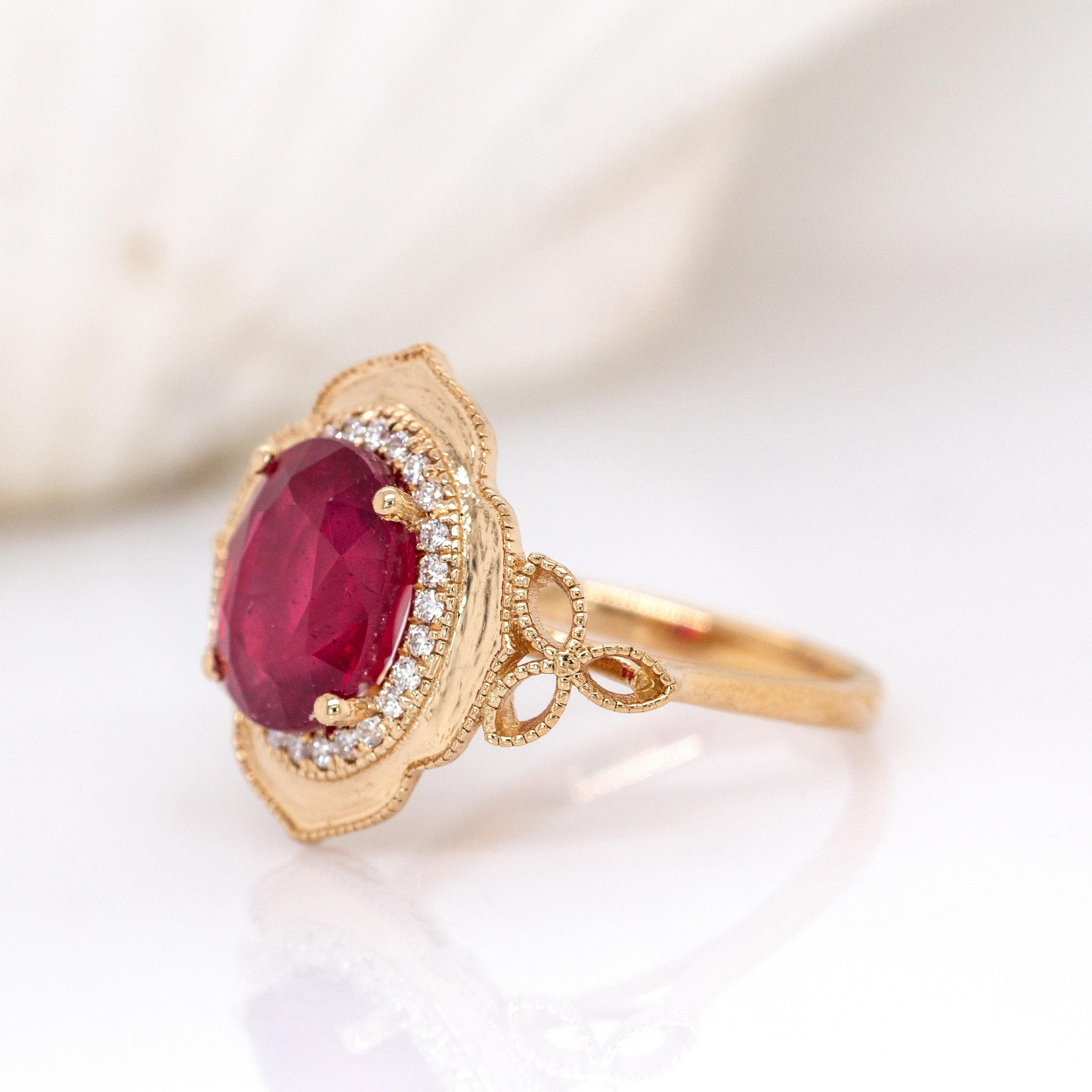Heirloom 3.7cts Aussage Madagaskar Ruby Ring: Natürliche Diamanten, 14K Solid Gold (Ovalschliff) im Angebot