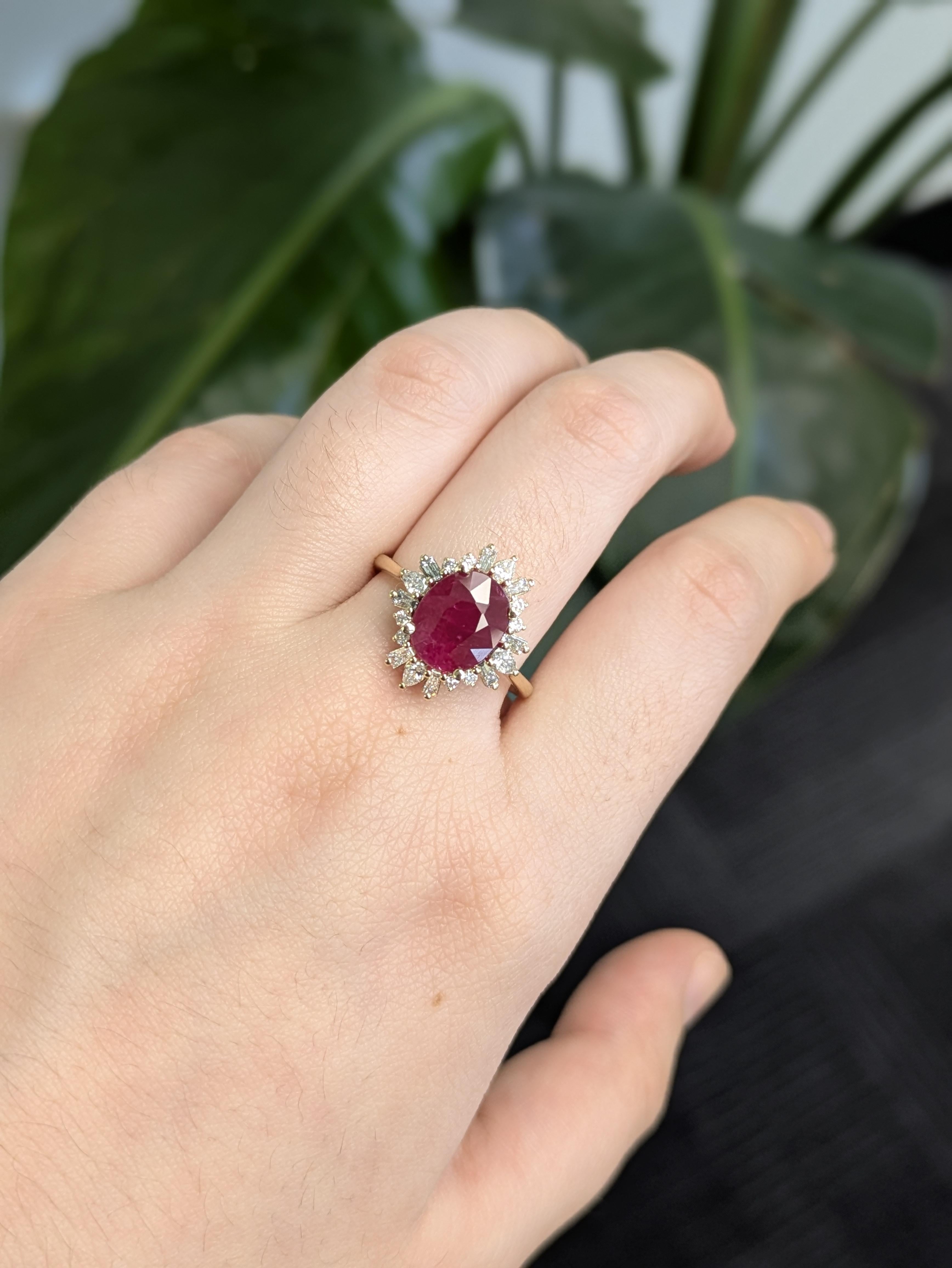 Chef-d'œuvre de l'artisanat, cette bague de famille en rubis de Birmanie de 3,12 carats présente un rubis ovale de 10 x 8 mm entouré d'un halo scintillant de diamants taillés dans la roche. La monture en or jaune 14 carats massif rehausse son charme