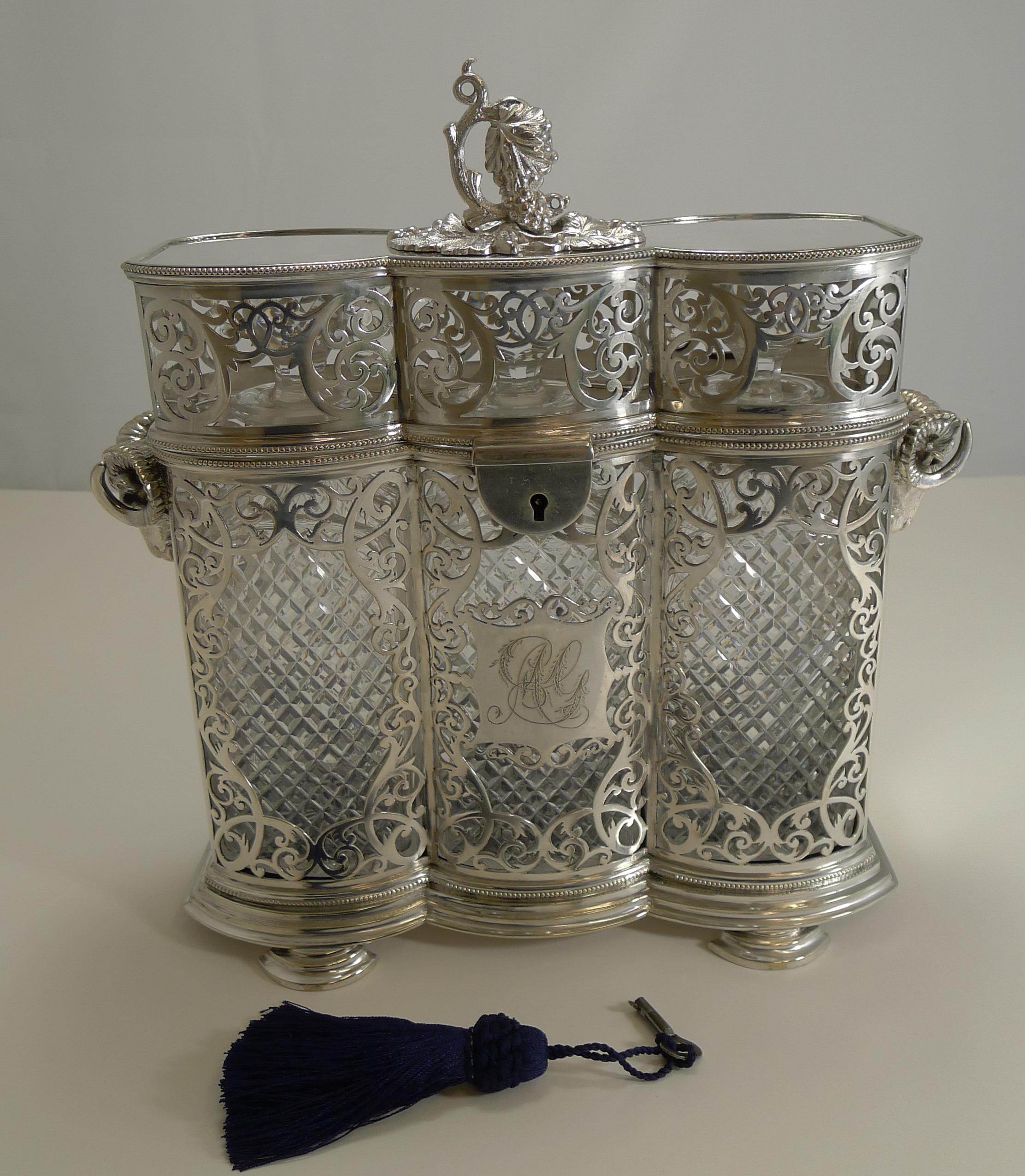 Un magnifique coffret de trois carafes à décanter en métal argenté, entièrement marqué pour l'orfèvrerie de Sheffield, Philips Ashberry & Sons, datant d'environ 1870.

L'étui en argent est magnifiquement réticulé ou percé de panneaux découpés pour