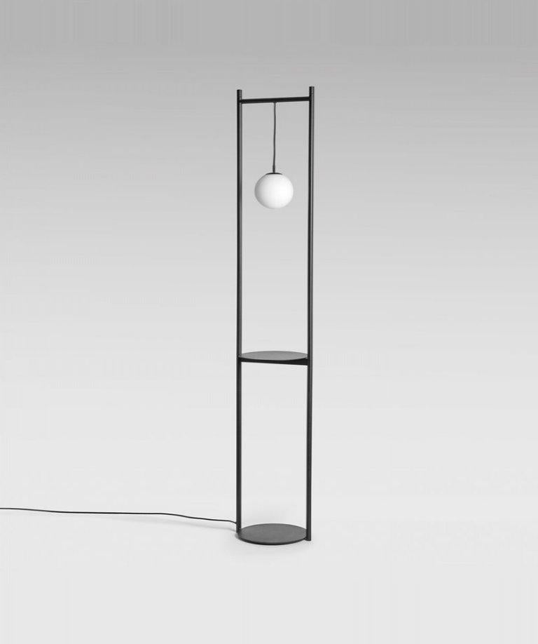 Heis floor lamp by Mason Editions
Dimensions: 32 × 32 × 190 cm
Materials: Iron and glass
Colours: burgundy, sage green, light grey, black.
All our lamps can be wired according to each country.
Like a photon in constant motion, bending space as