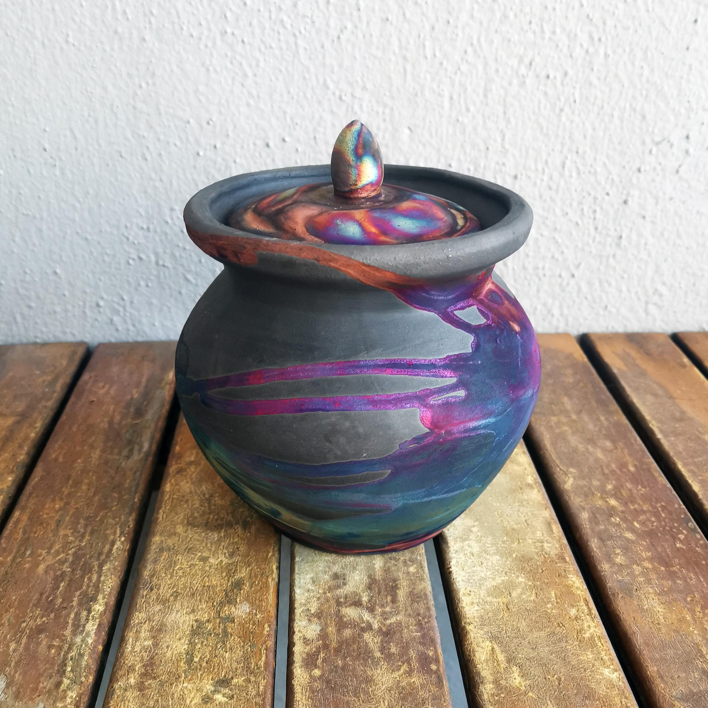 Heiwa - Frieden

Unsere Heiwa-Urne ist eine mittelgroße Urne mit einem einzigartigen Lippendesign, bei dem der Deckel in den Körper der Vase übergeht. Diese Urne hat einen abgerundeten Knopfdeckelhalter und kann dauerhaft verschlossen werden.

Höhe: