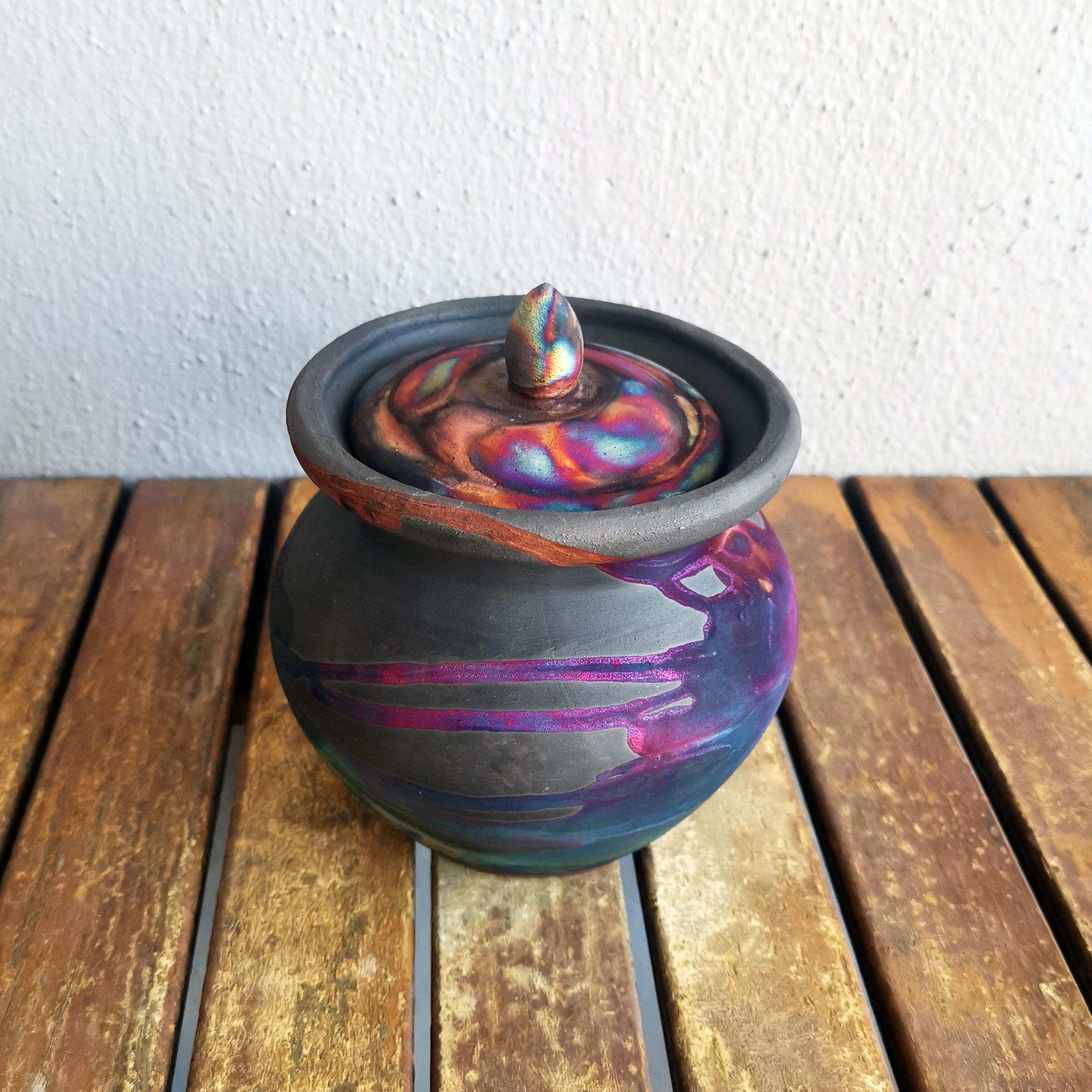Heiwa-Keramikurne – Kohlenstoff-Kupfer – Keramik Raku-Keramik (Moderne) im Angebot