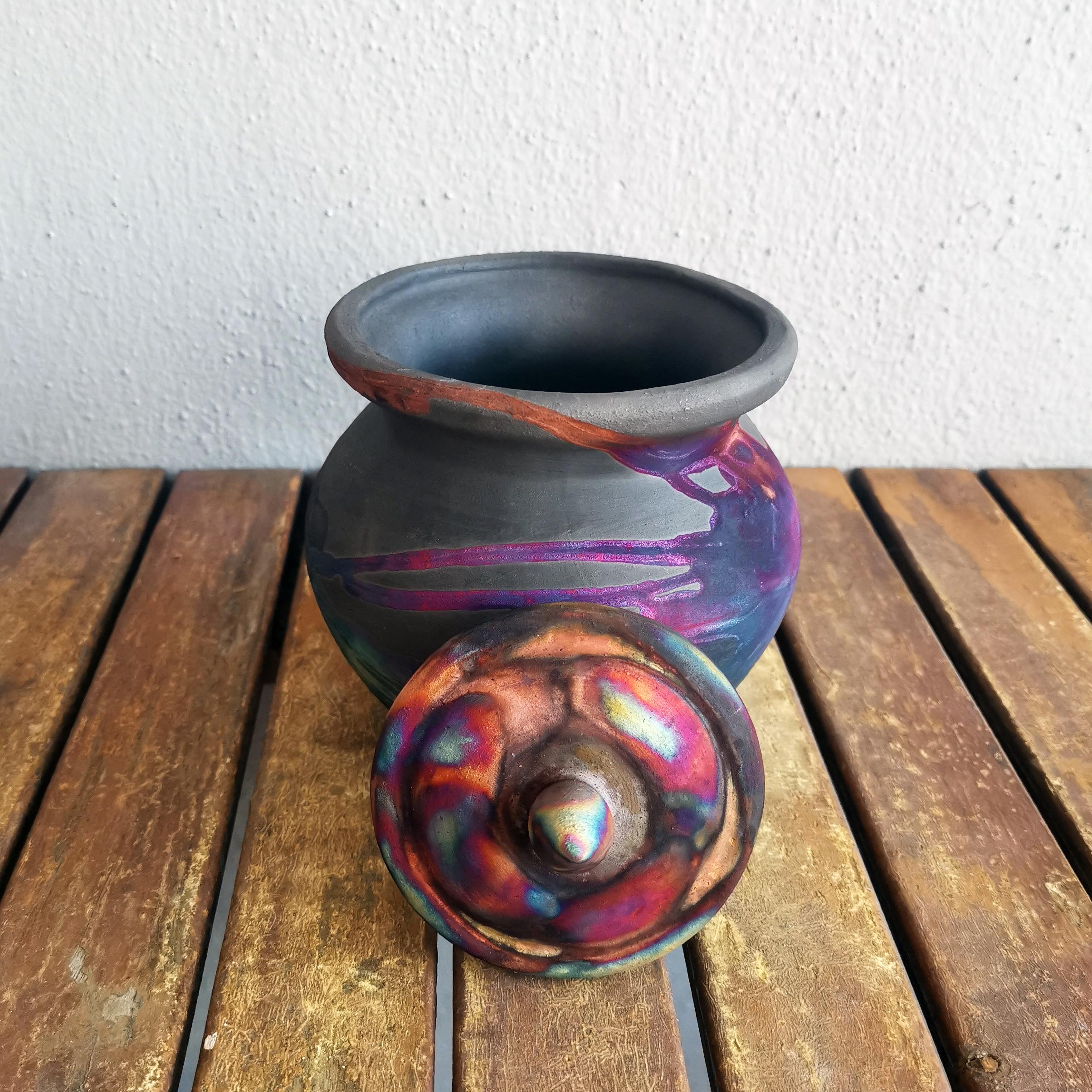 Heiwa-Keramikurne – Kohlenstoff-Kupfer – Keramik Raku-Keramik (Malaysisch) im Angebot