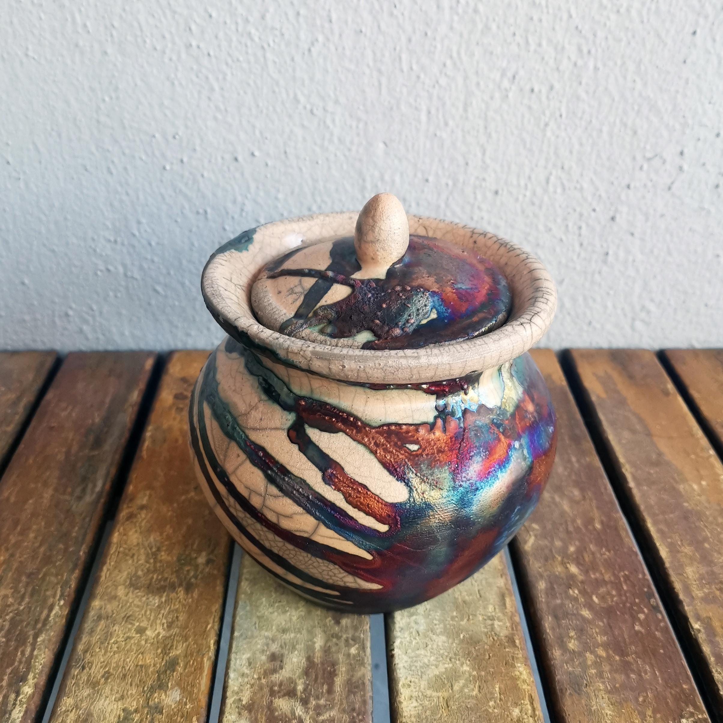 Heiwa - Frieden

Unsere Heiwa-Urne ist eine mittelgroße Urne mit einem einzigartigen Lippendesign, bei dem der Deckel in den Körper der Vase übergeht. Diese Urne hat einen abgerundeten Knopfdeckelhalter und kann dauerhaft verschlossen werden.

Höhe: