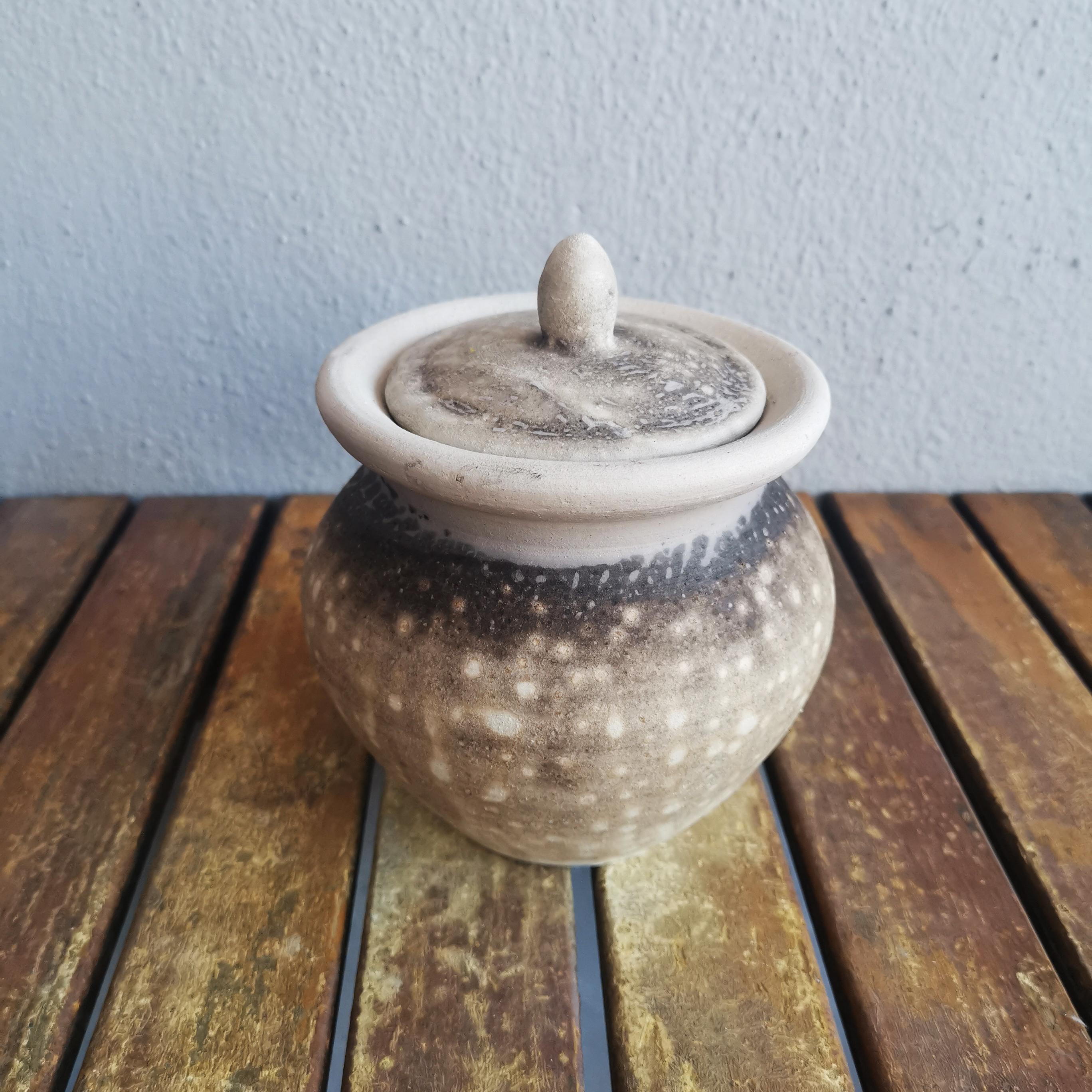 Heiwa - Frieden

Unsere Heiwa-Urne ist eine mittelgroße Urne mit einem einzigartigen Lippendesign, bei dem der Deckel in den Körper der Vase übergeht. Diese Urne hat einen abgerundeten Knopfdeckelhalter und kann dauerhaft verschlossen