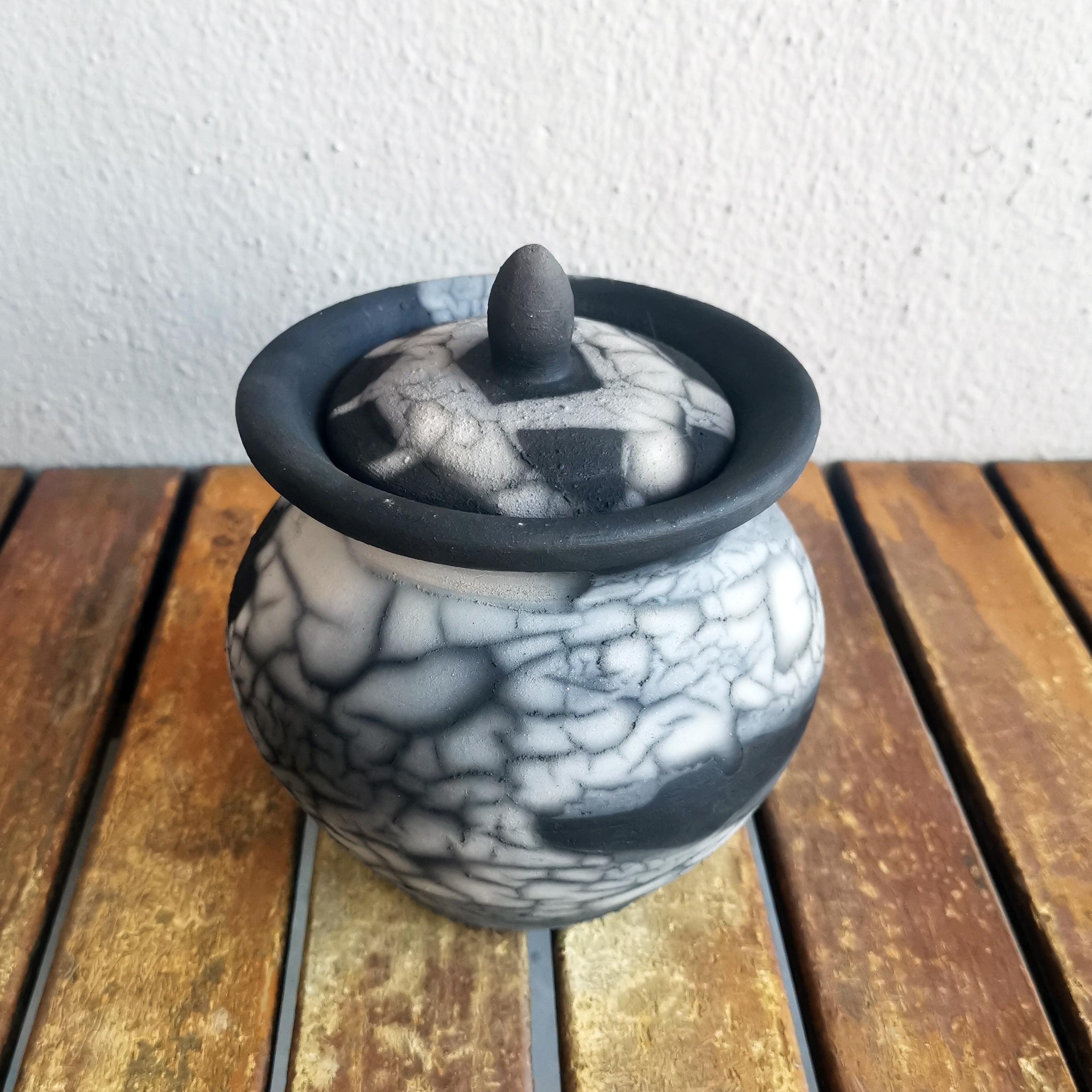 Heiwa - Frieden

Unsere Heiwa-Urne ist eine mittelgroße Urne mit einem einzigartigen Lippendesign, bei dem der Deckel in den Körper der Vase übergeht. Diese Urne hat einen abgerundeten Knopfdeckelhalter und kann dauerhaft verschlossen