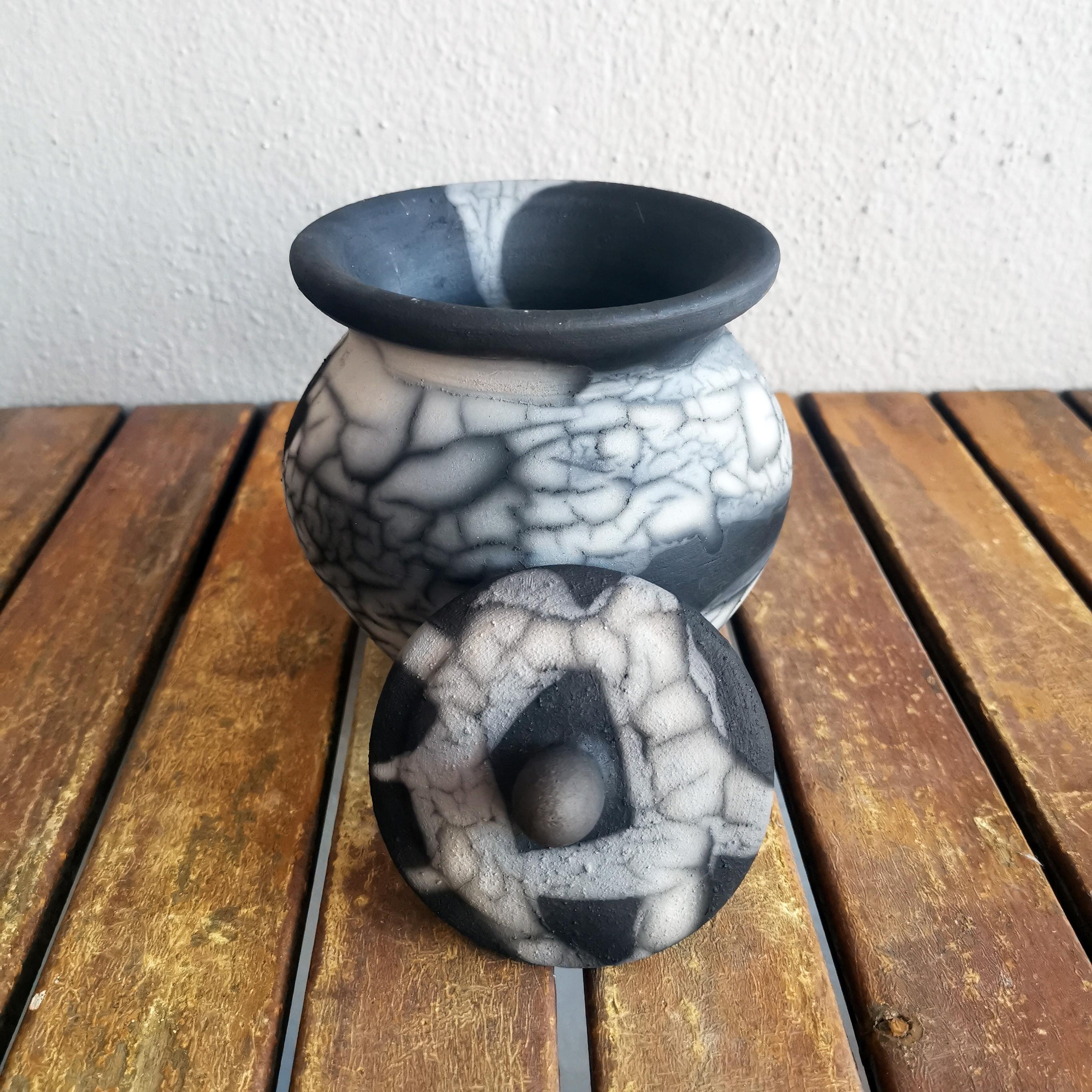 Malese Urna in ceramica Heiwa, Raku affumicato, ceramica Raku in vendita