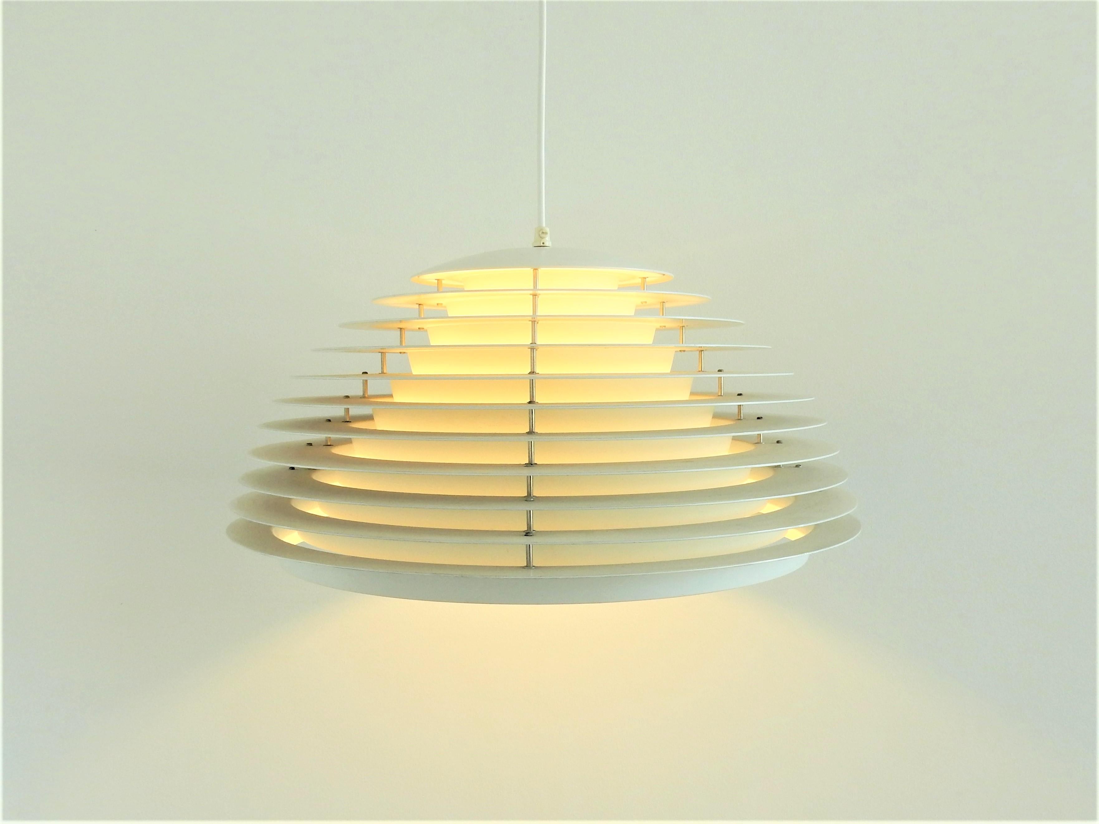 This beautiful and solid pendant lamp was designed by Jon Olafsson and P.B. Lútherson for Fog & Mørup in Denmark. A heavy metal pendant that consists out of metal rings attached together. When lit, the metal rings also make a pyramid shape if you