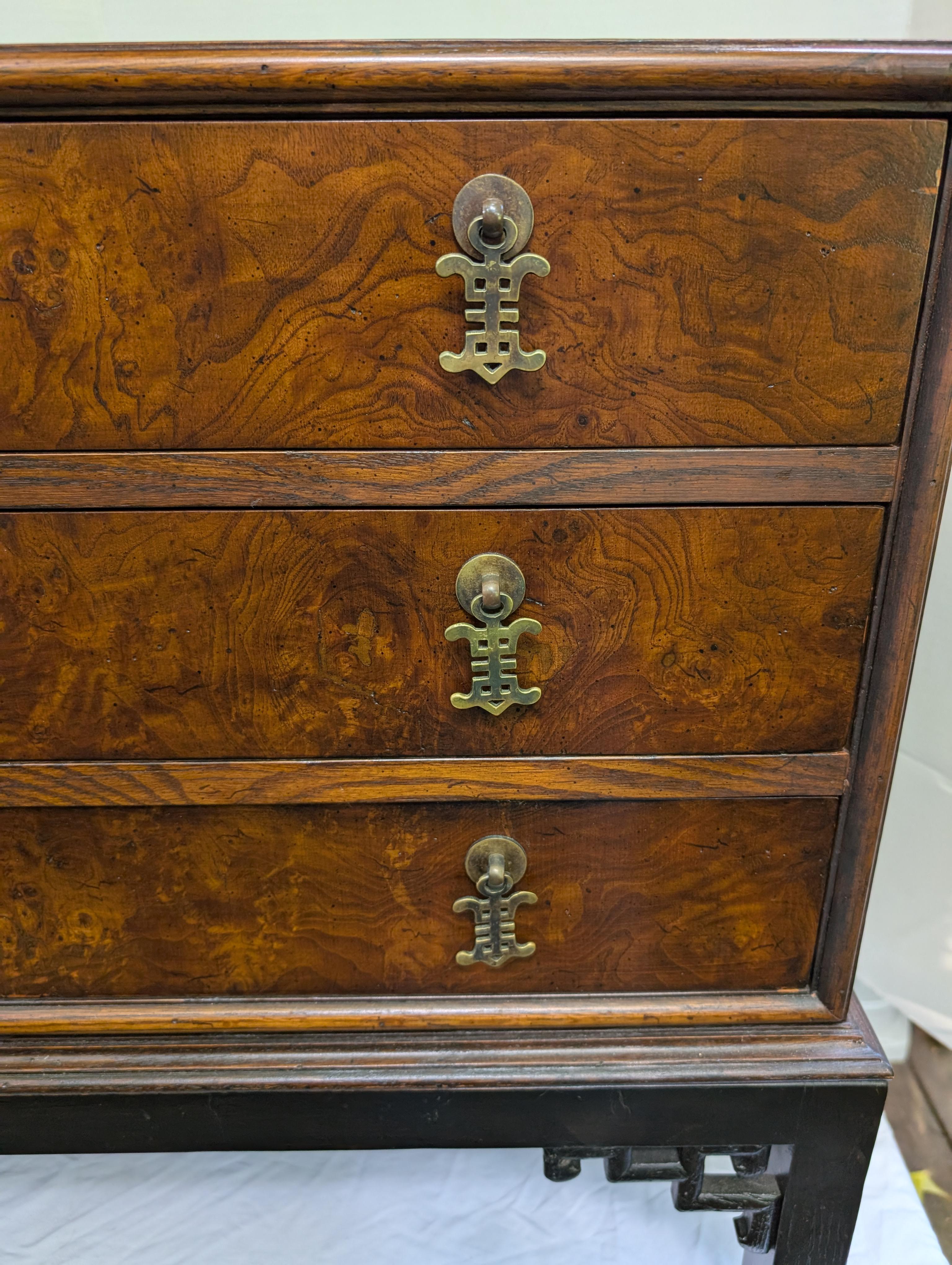 Chinoiserie Hekman en loupe et laqué noir en vente 8