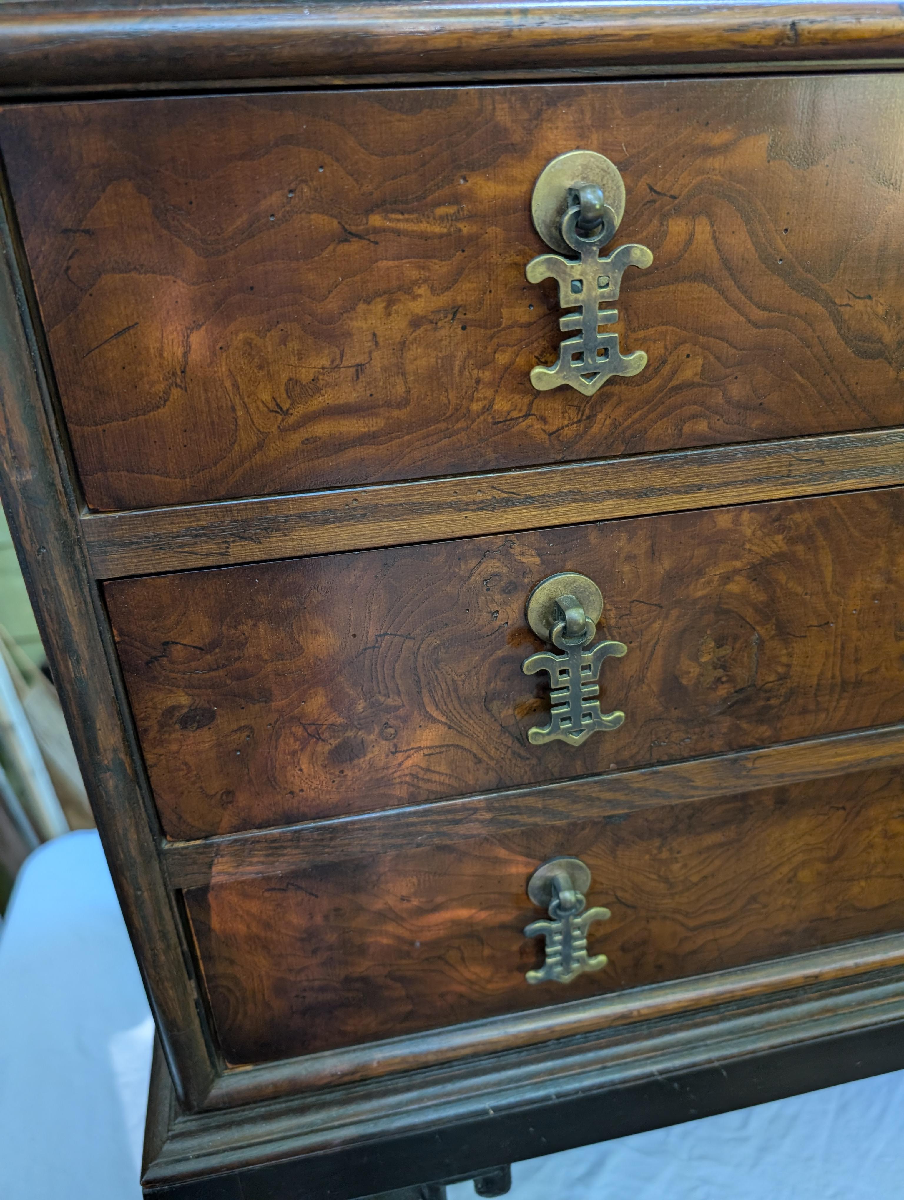 Chinoiserie Hekman en loupe et laqué noir
Hollywood Regency MCM 1960
3 tiroirs, dessus en bois d'ébène, base laquée noire
Tirettes en laiton
Tiroir 4