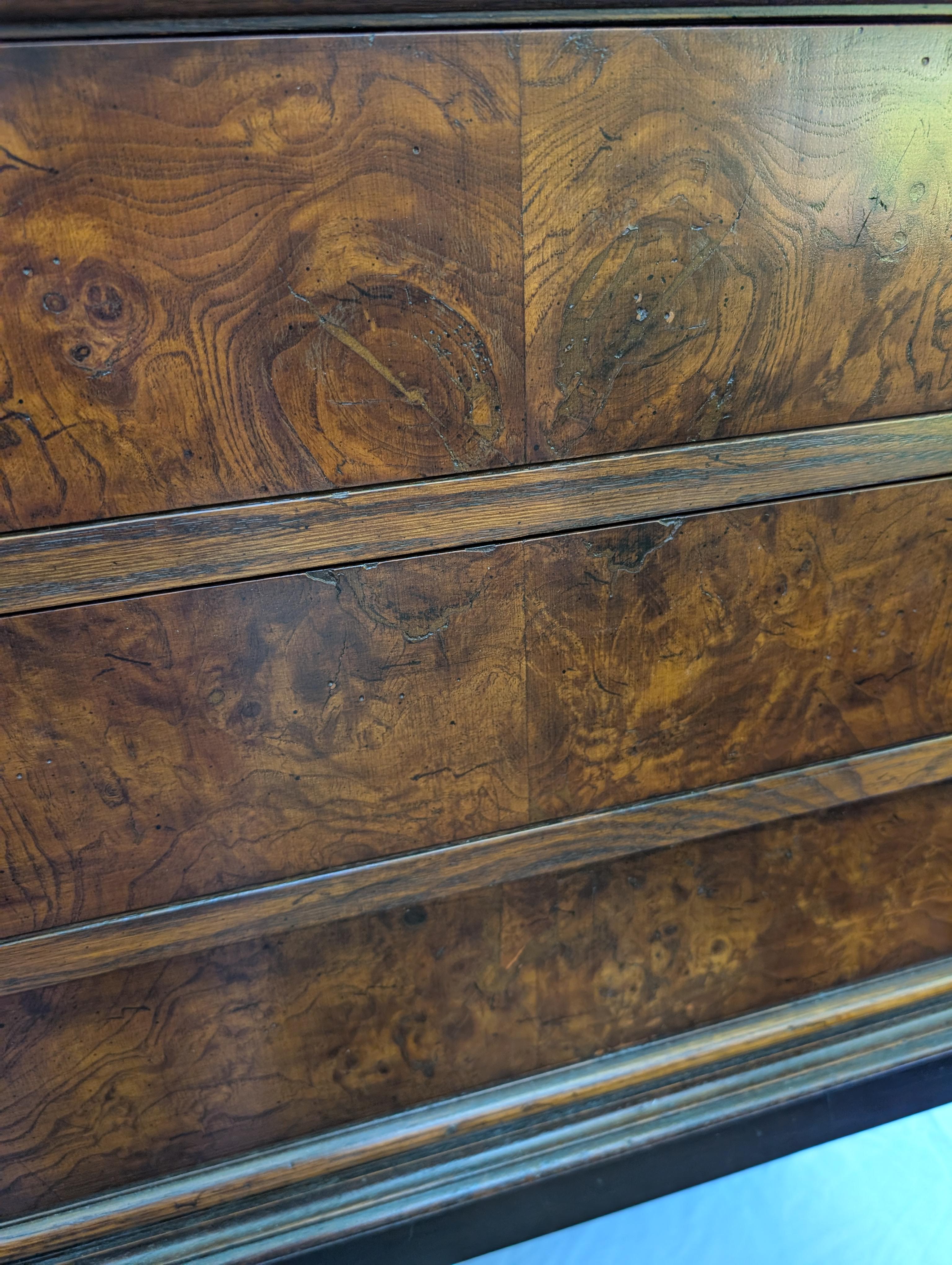 Américain Chinoiserie Hekman en loupe et laqué noir en vente