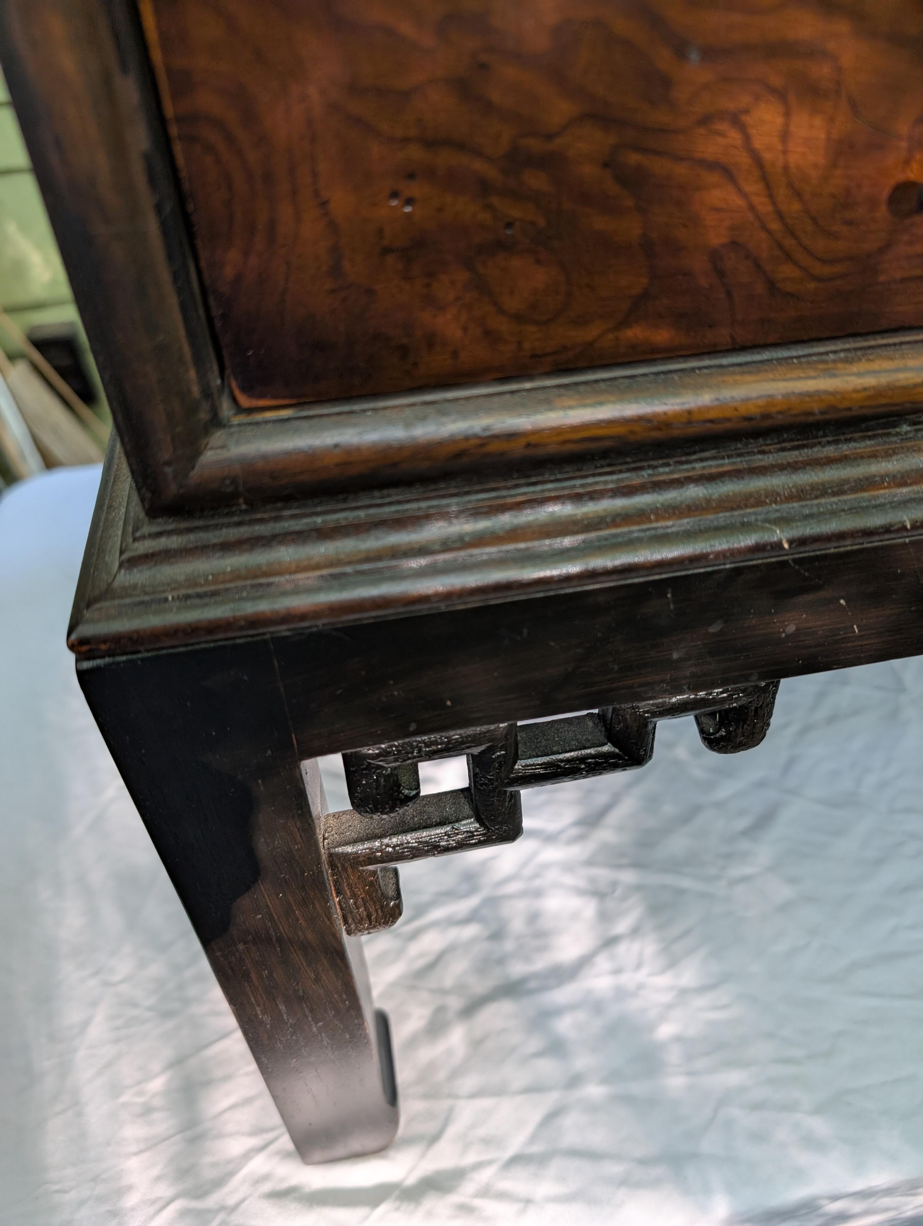 Chinoiserie Hekman en loupe et laqué noir Bon état - En vente à Cincinnati, OH