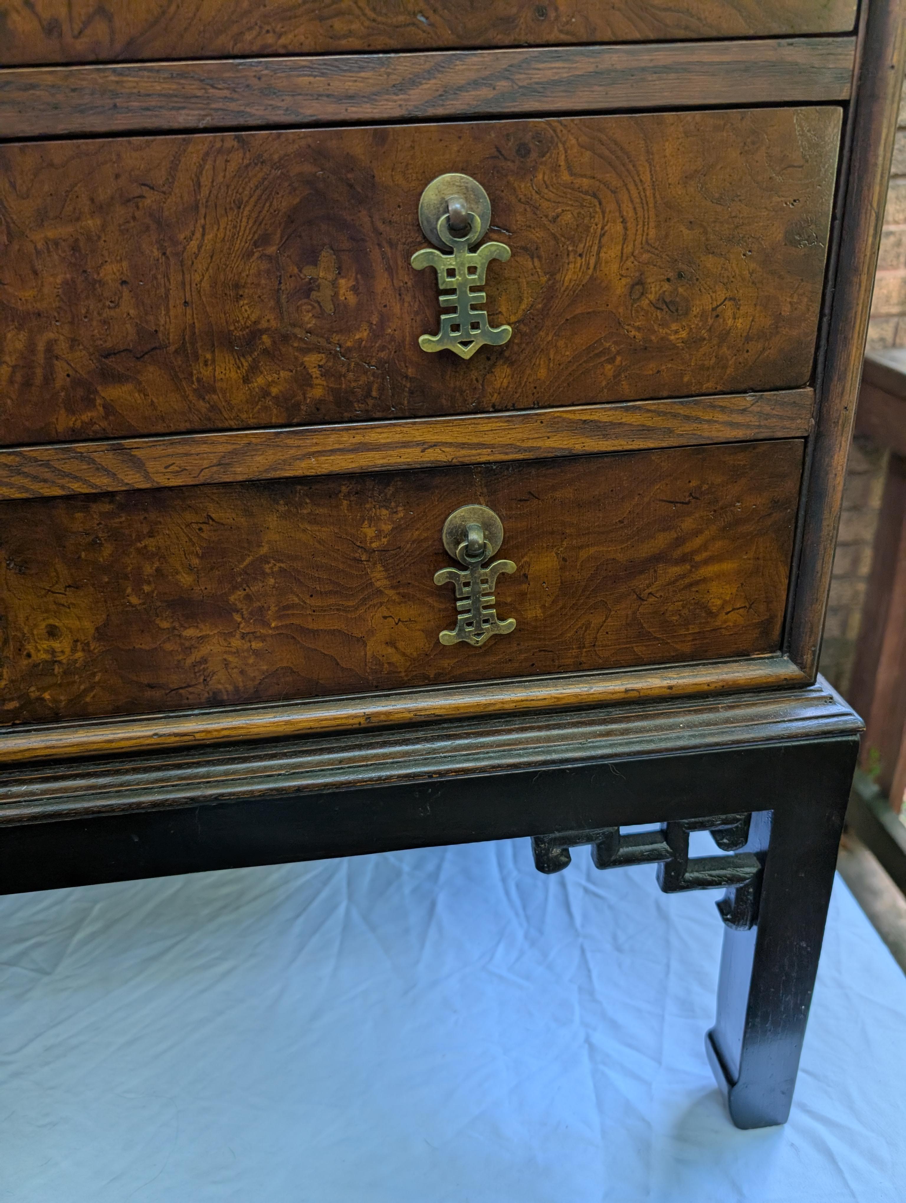 20ième siècle Chinoiserie Hekman en loupe et laqué noir en vente