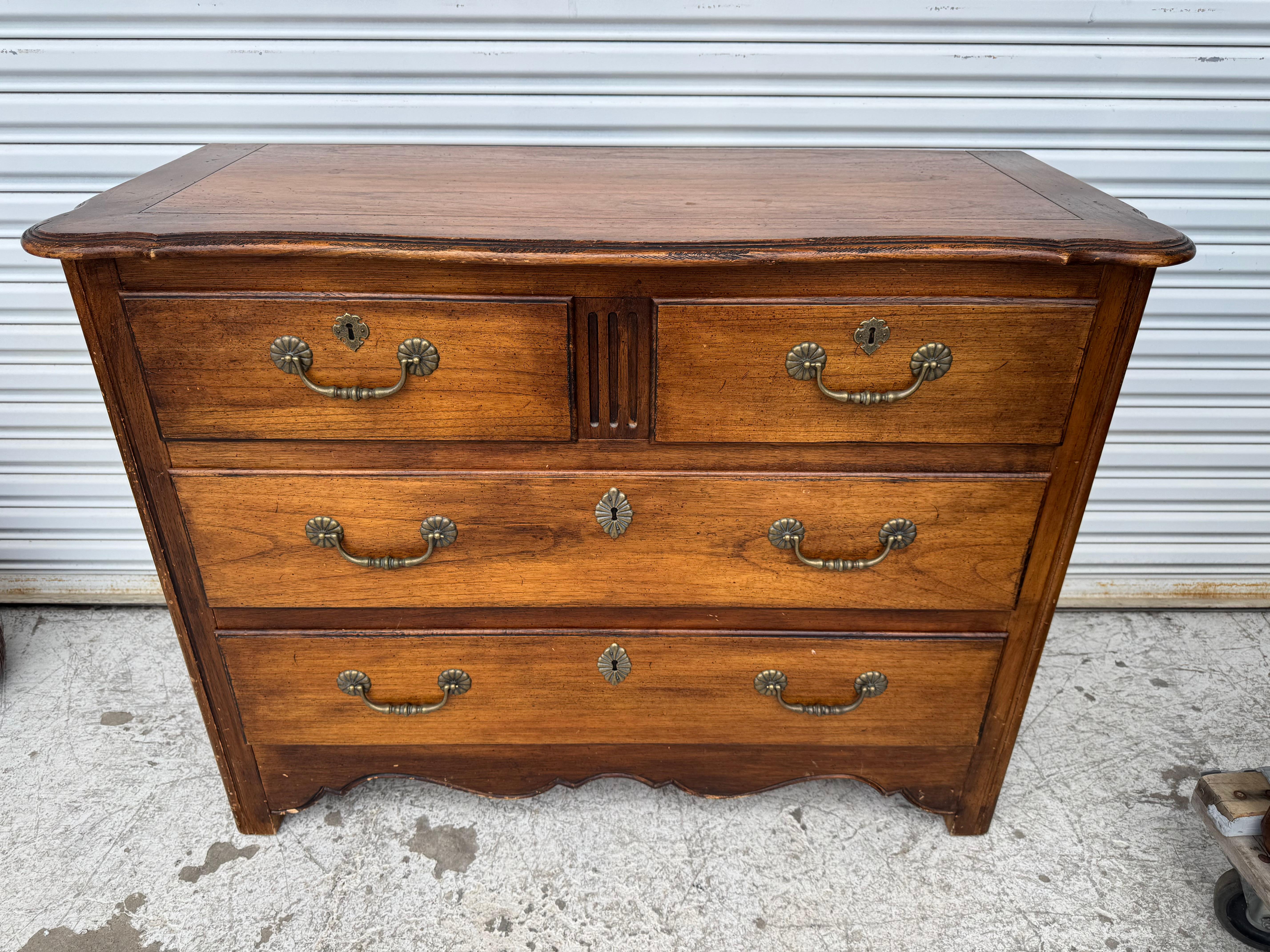 Vintage Hekman Walnut 4 Drawer Commode In Good Condition For Sale In Pasadena, TX