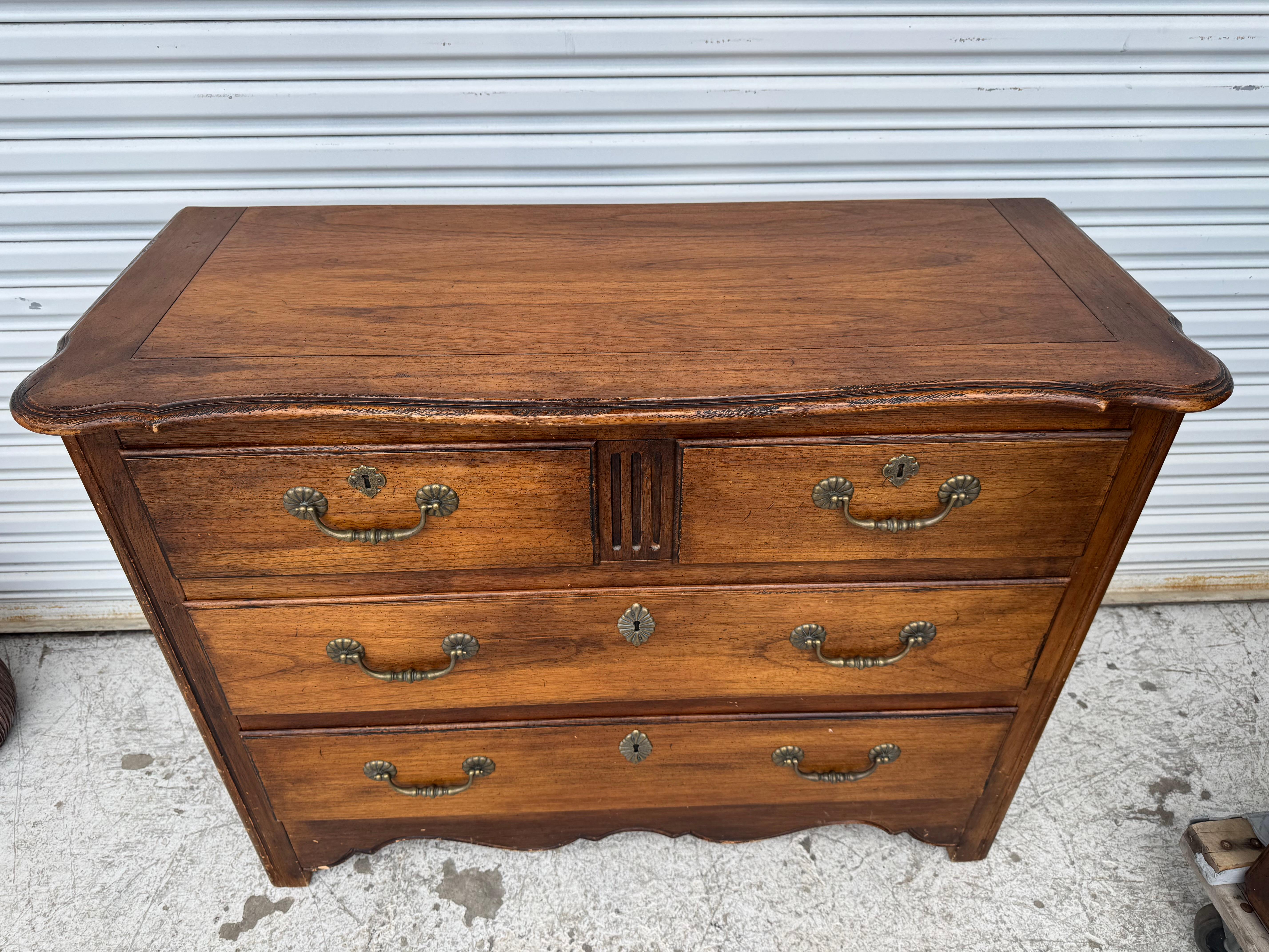 Vintage Hekman Walnut 4 Drawer Commode For Sale 1