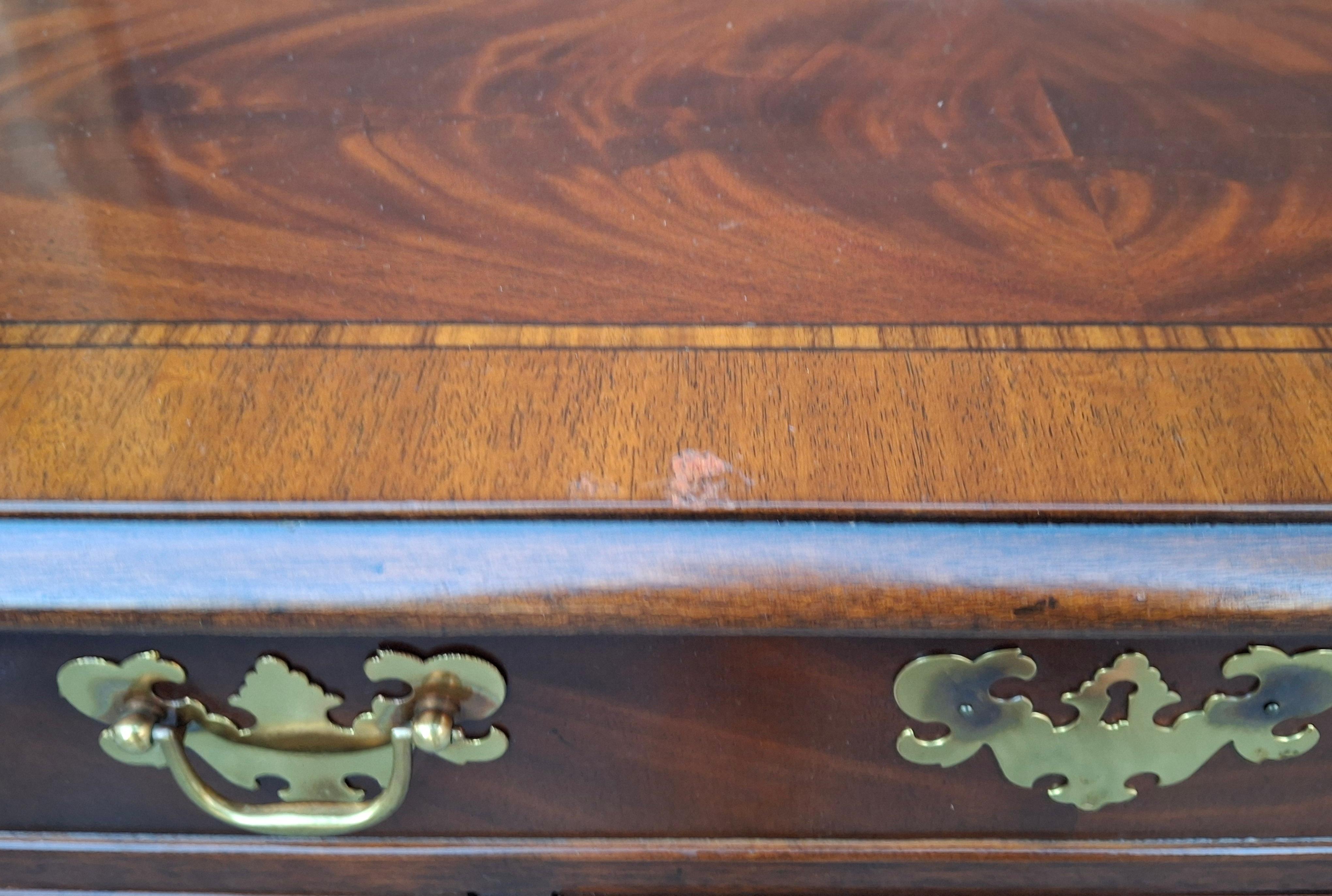 Hekman Chippendale Style Cross-Banded Crotch Mahogany & Satinwood Inlaid Lowboy For Sale 3