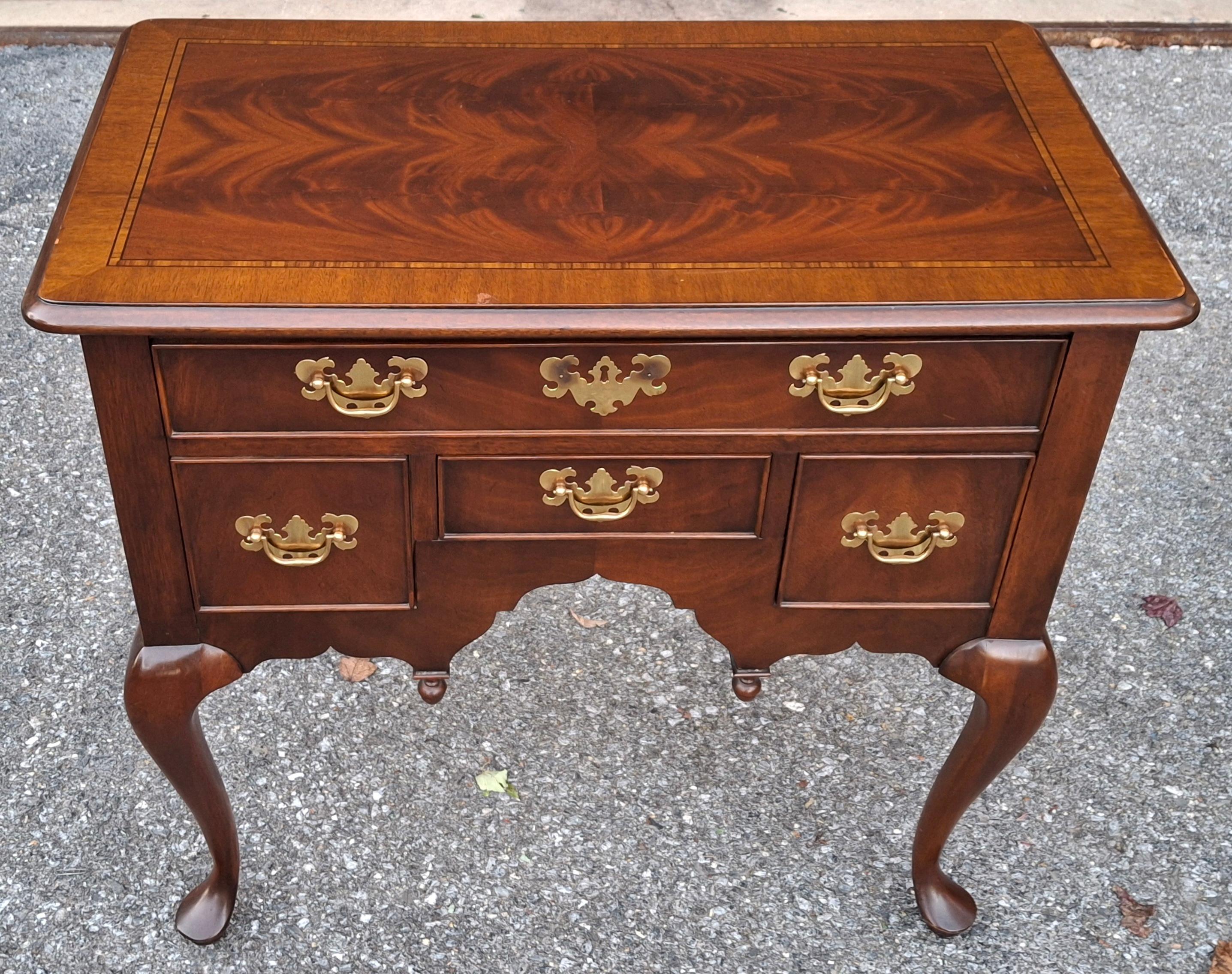 American Hekman Chippendale Style Cross-Banded Crotch Mahogany & Satinwood Inlaid Lowboy For Sale