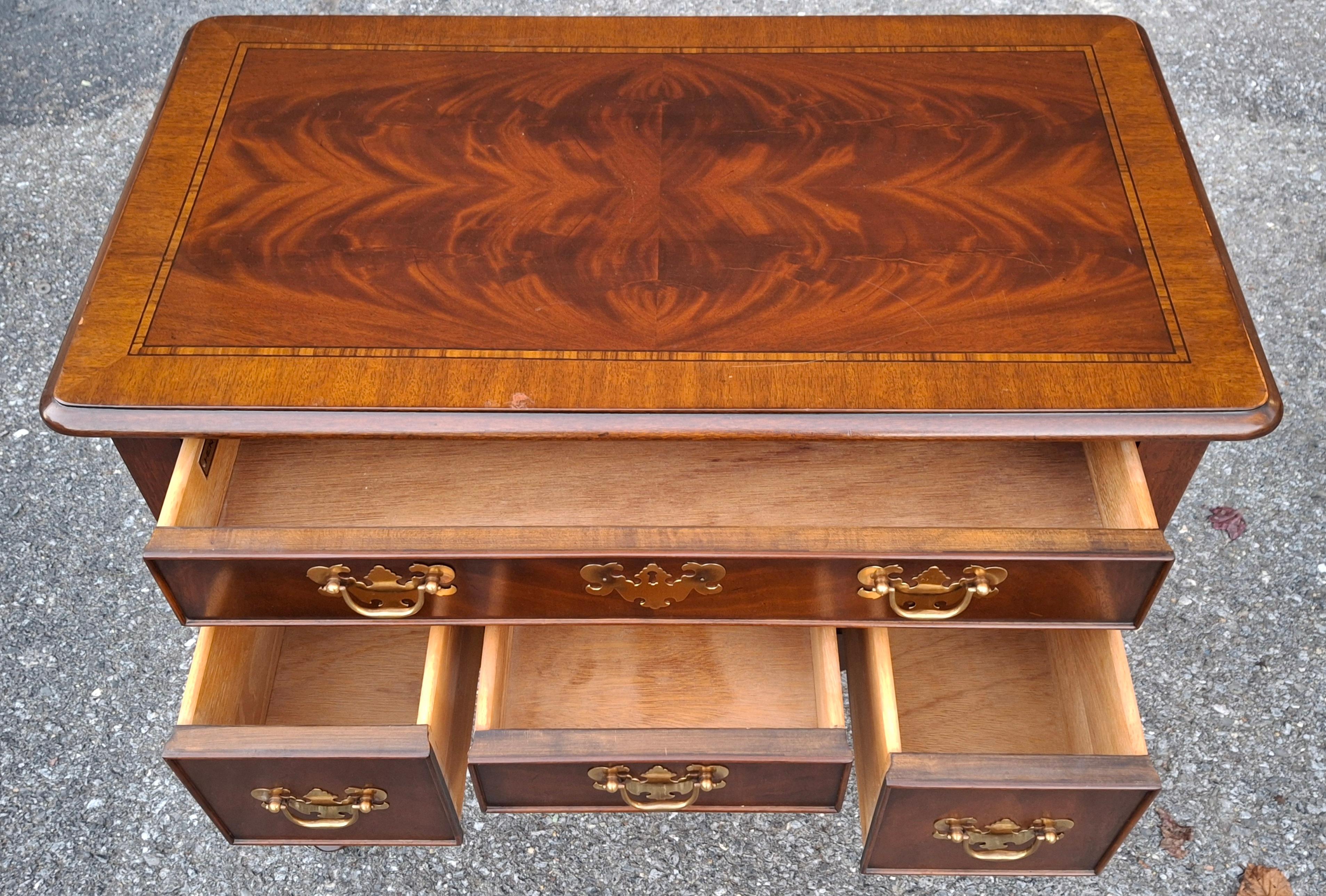 Inlay Hekman Chippendale Style Cross-Banded Crotch Mahogany & Satinwood Inlaid Lowboy For Sale