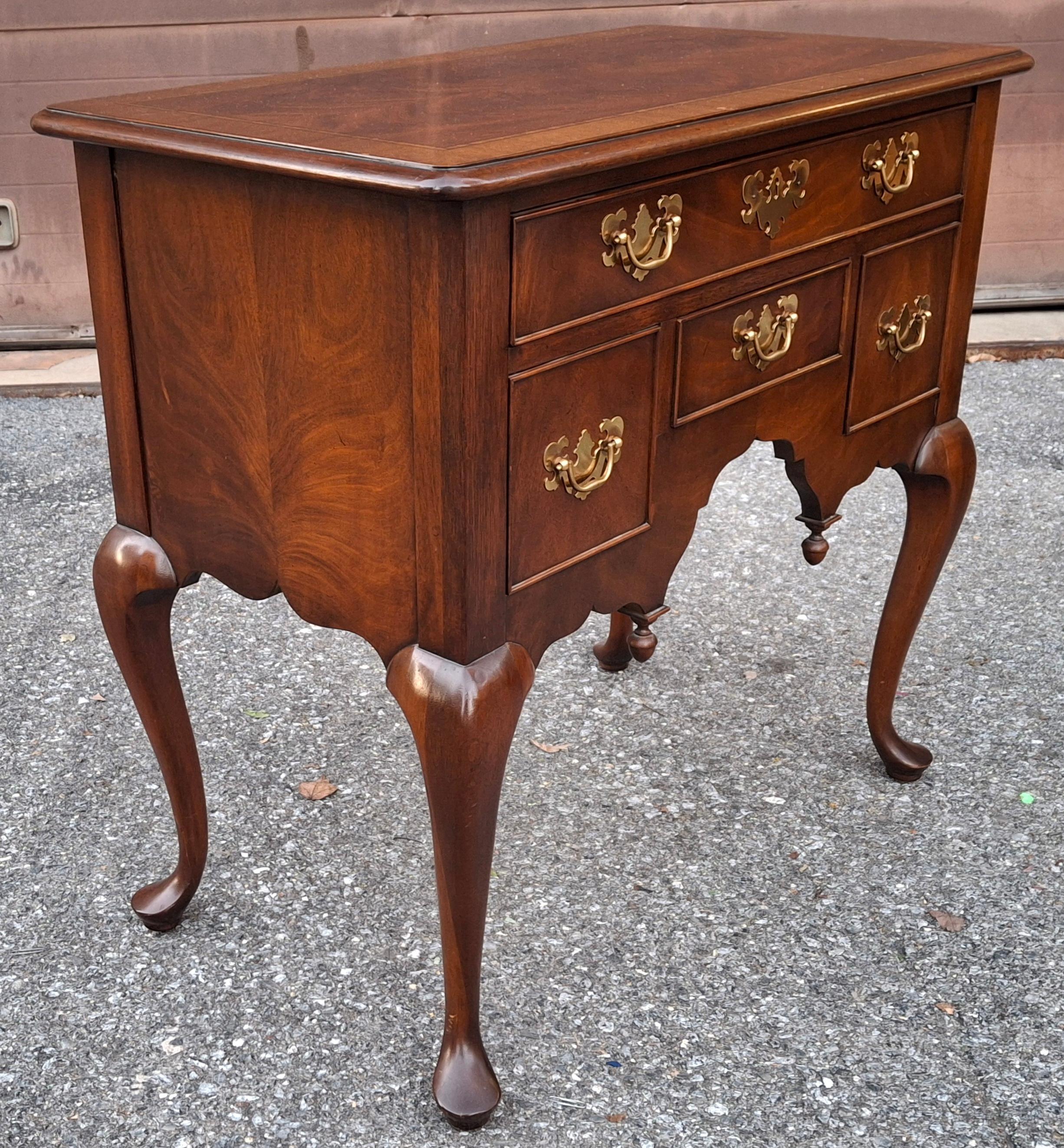 Hekman Chippendale Style Cross-Banded Crotch Mahogany & Satinwood Inlaid Lowboy In Good Condition For Sale In Germantown, MD