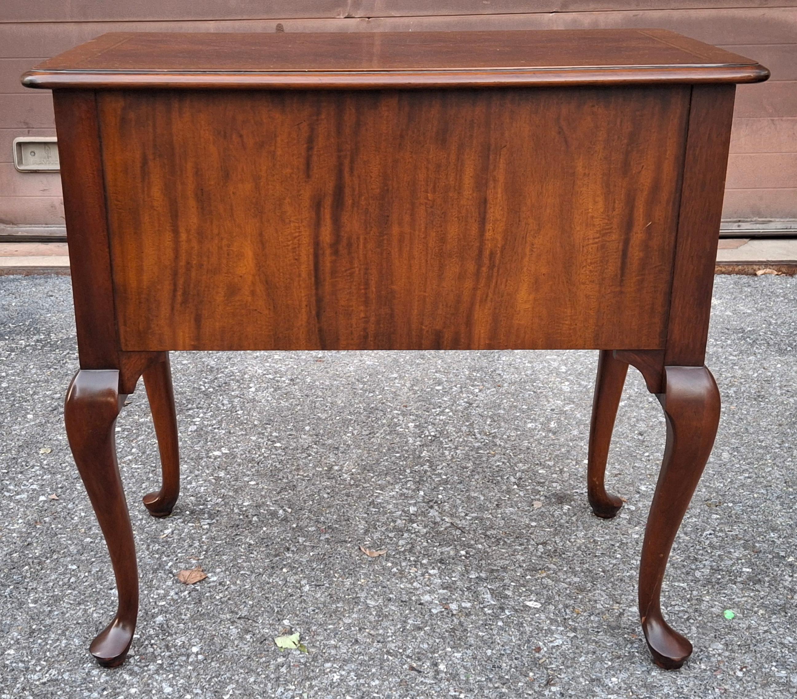 Hekman Chippendale Style Cross-Banded Crotch Mahogany & Satinwood Inlaid Lowboy For Sale 1