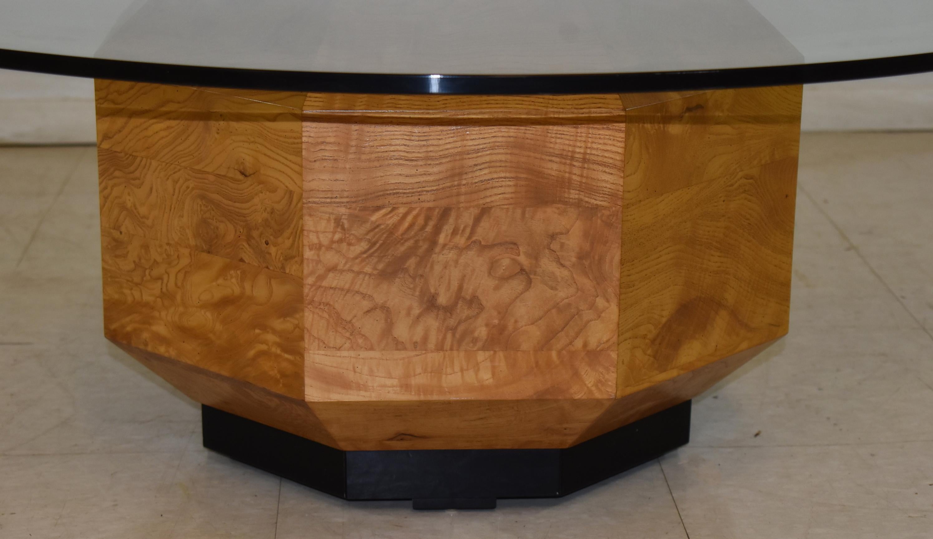 Table basse Hekman en ronce de bois hexagonale avec plateau circulaire en verre. En excellent état, sans aucune rayure. Dimensions : 16
