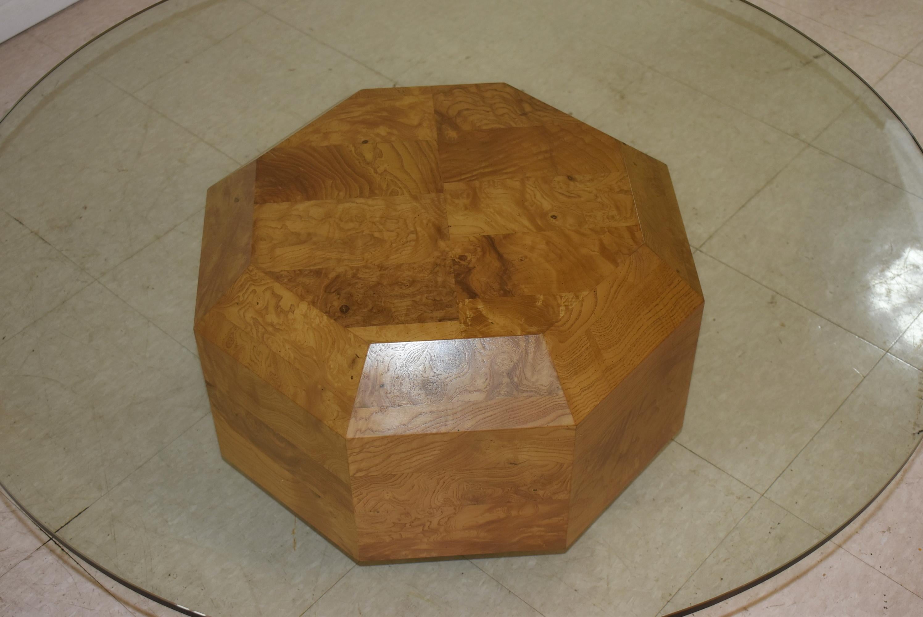 Moderne Table basse Hekman à base hexagonale en bois de ronce avec plateau en verre en vente