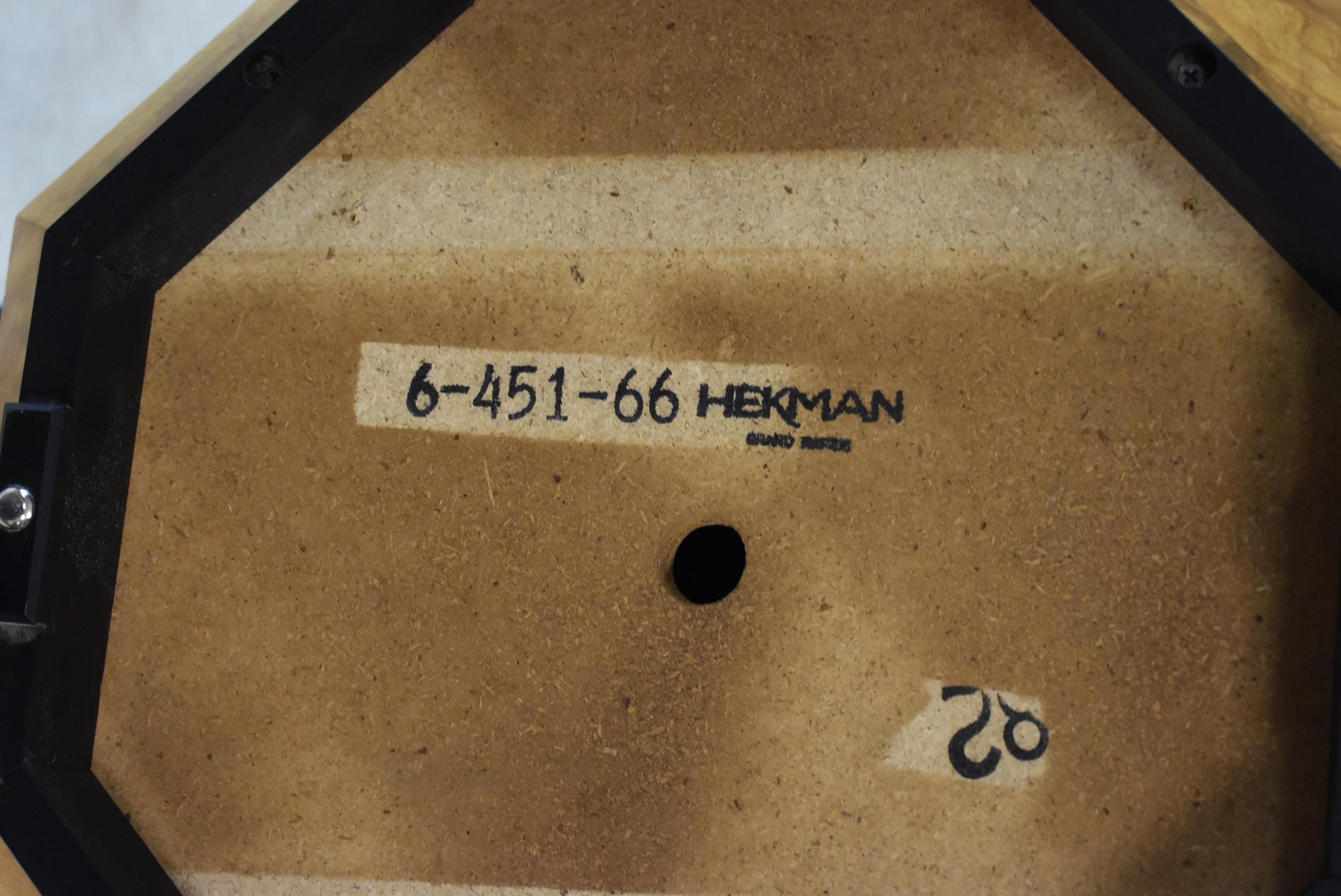 Américain Table basse Hekman à base hexagonale en bois de ronce avec plateau en verre en vente