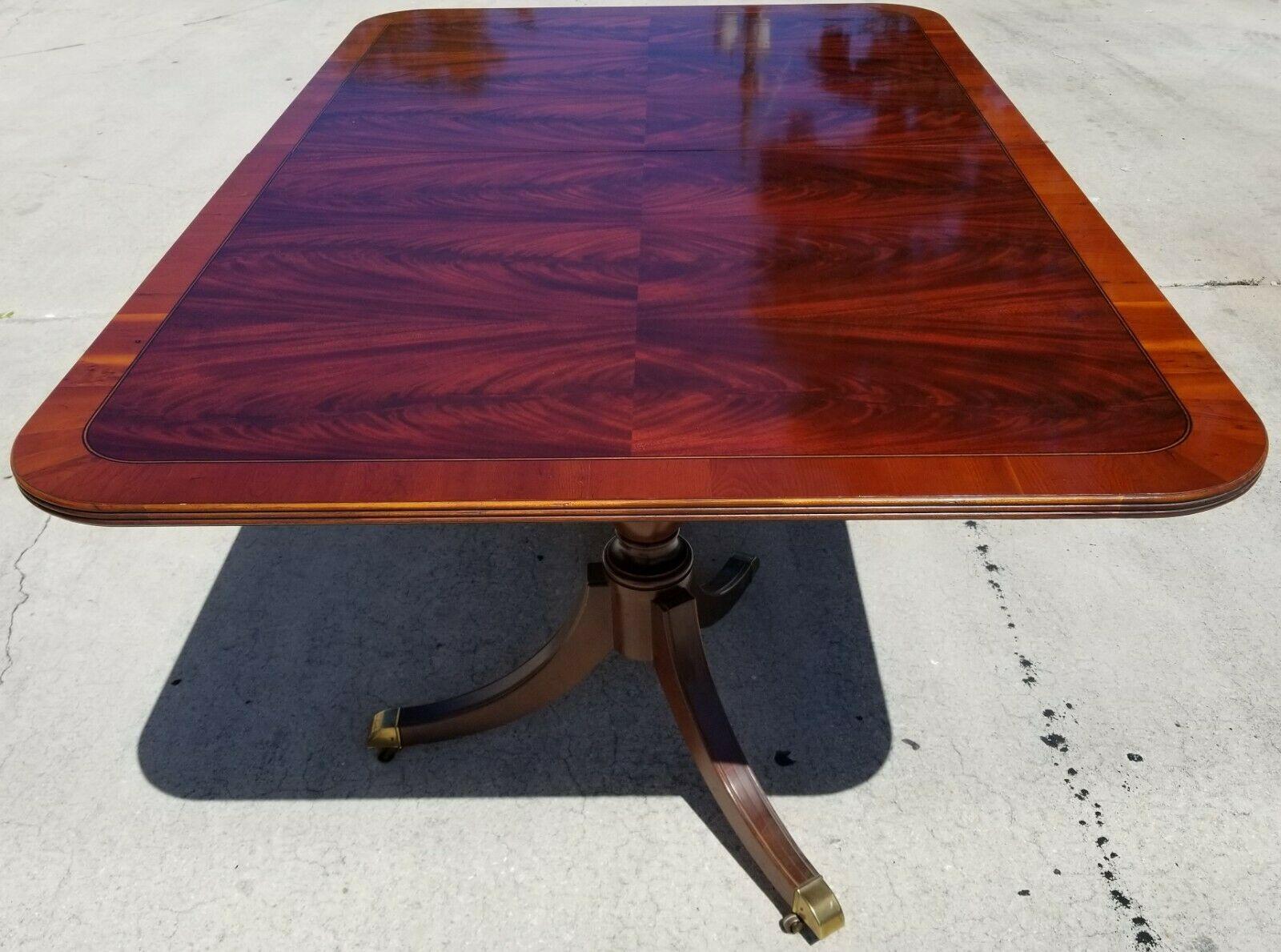 HEKMAN Copley Place Flame Mahogany Pedestal Dining Table w 2 Leaves In Good Condition In Lake Worth, FL