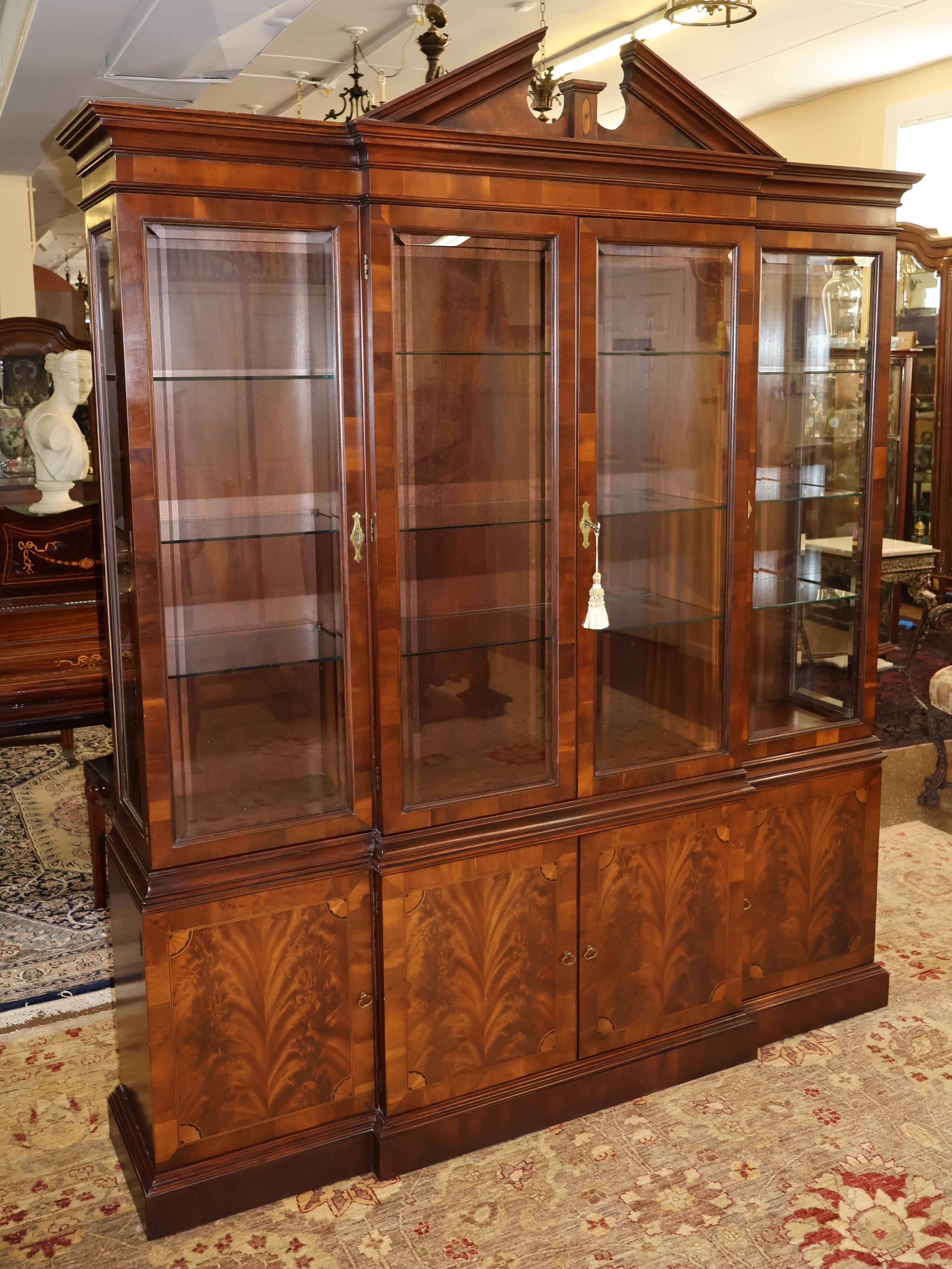 Américain Hekman Federal Style Mahogany Bookcase Cabinet Breakfront en vente